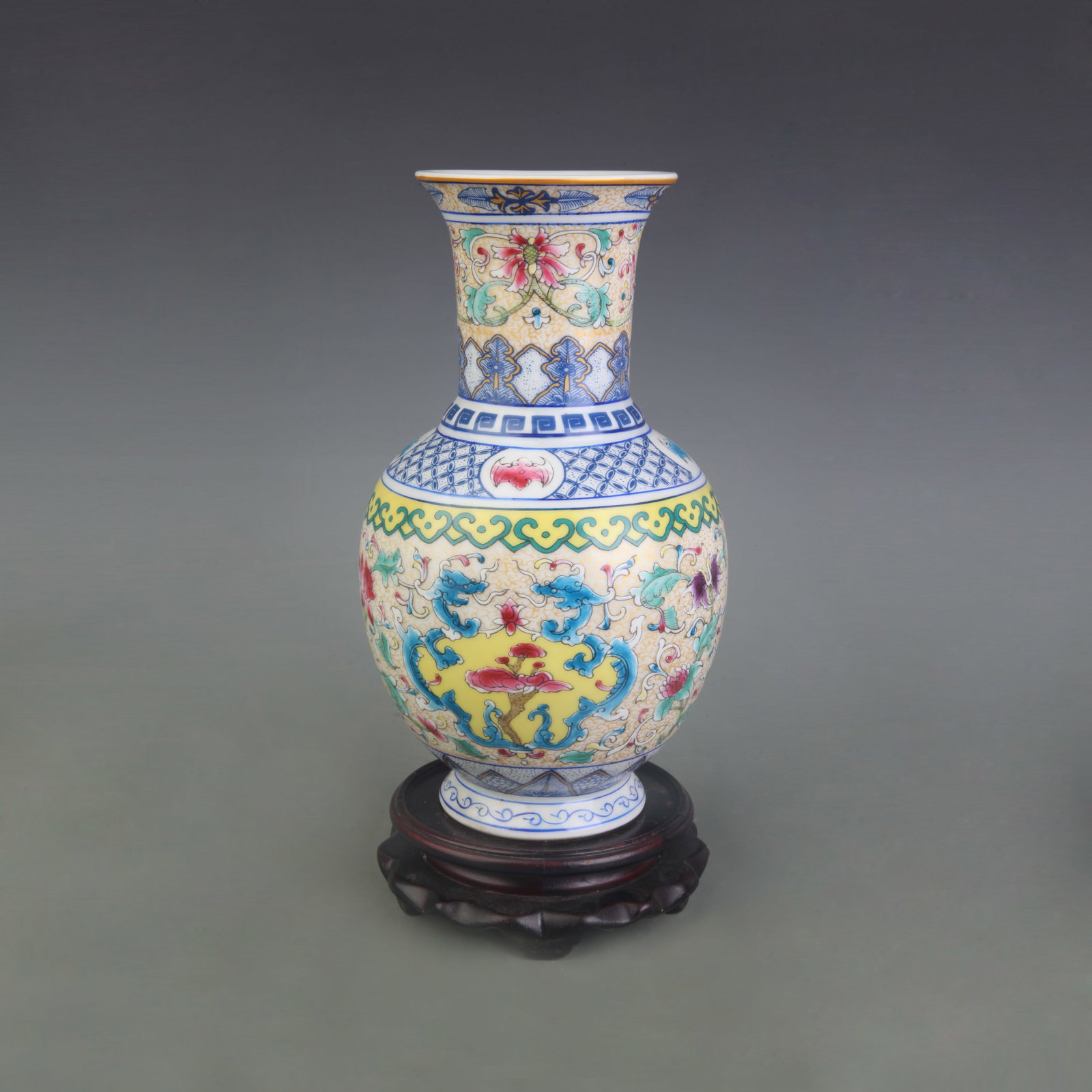 FAMILLE ROSE FLORAL PATTERN APPRECIATION PORCELAIN VASE: Qing Dynasty Qian Long Period; Diameter: 3.7 inch; High: 9.6 inch; Woodbase for picture and display only