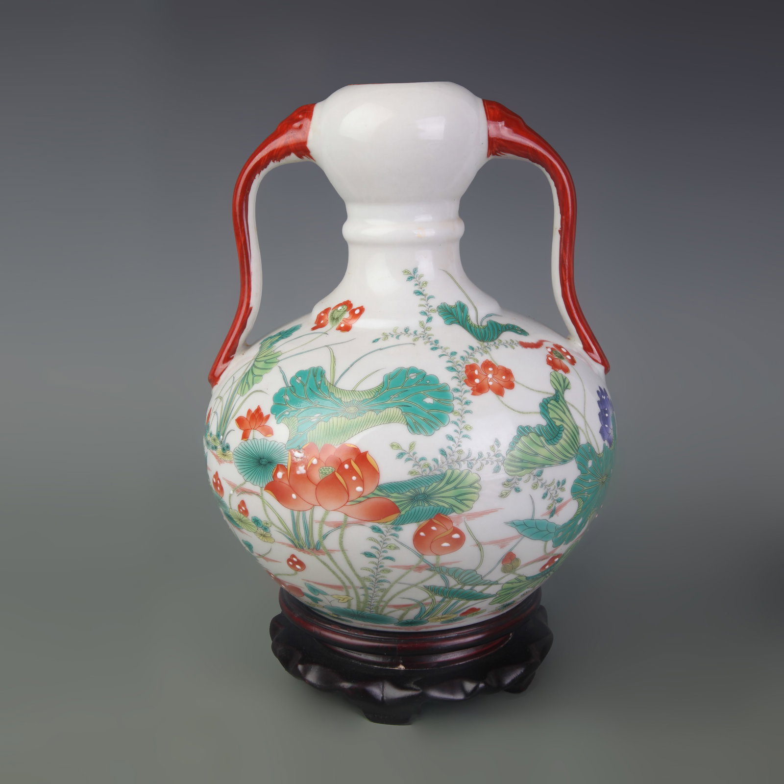 FAMILLE ROSE GARLIC-MOUTH PORCELAIN VASE WITH LOTUS AND RUYI MOTIFS: Qing Dynasty Qian Long Period; High: 9.4inch , Diameter: 1.4inch; Woodbase for picture and display only