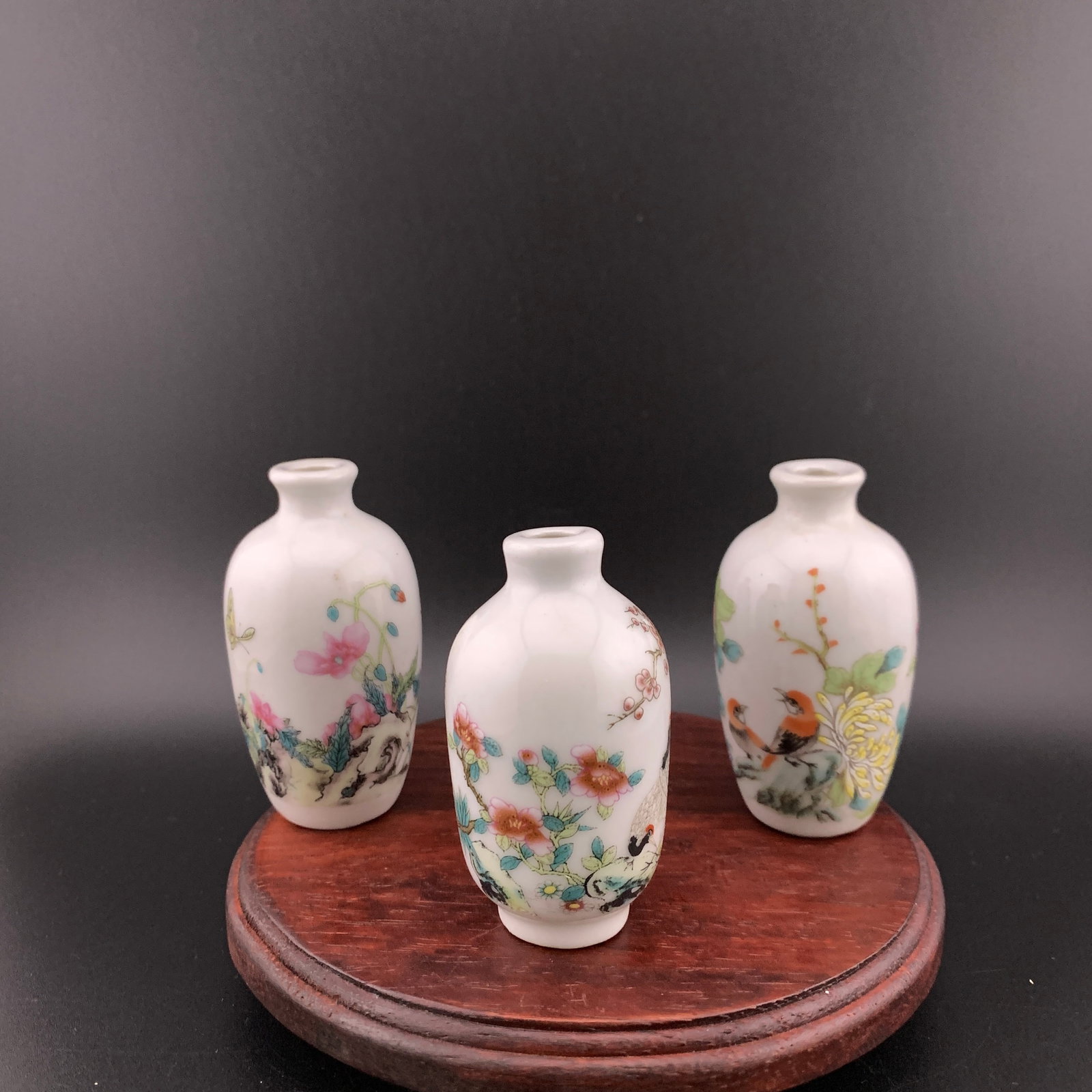 SET OF THREE FAMILLE ROSE PORCELAIN SNUFF BOTTLE (1 of 6)