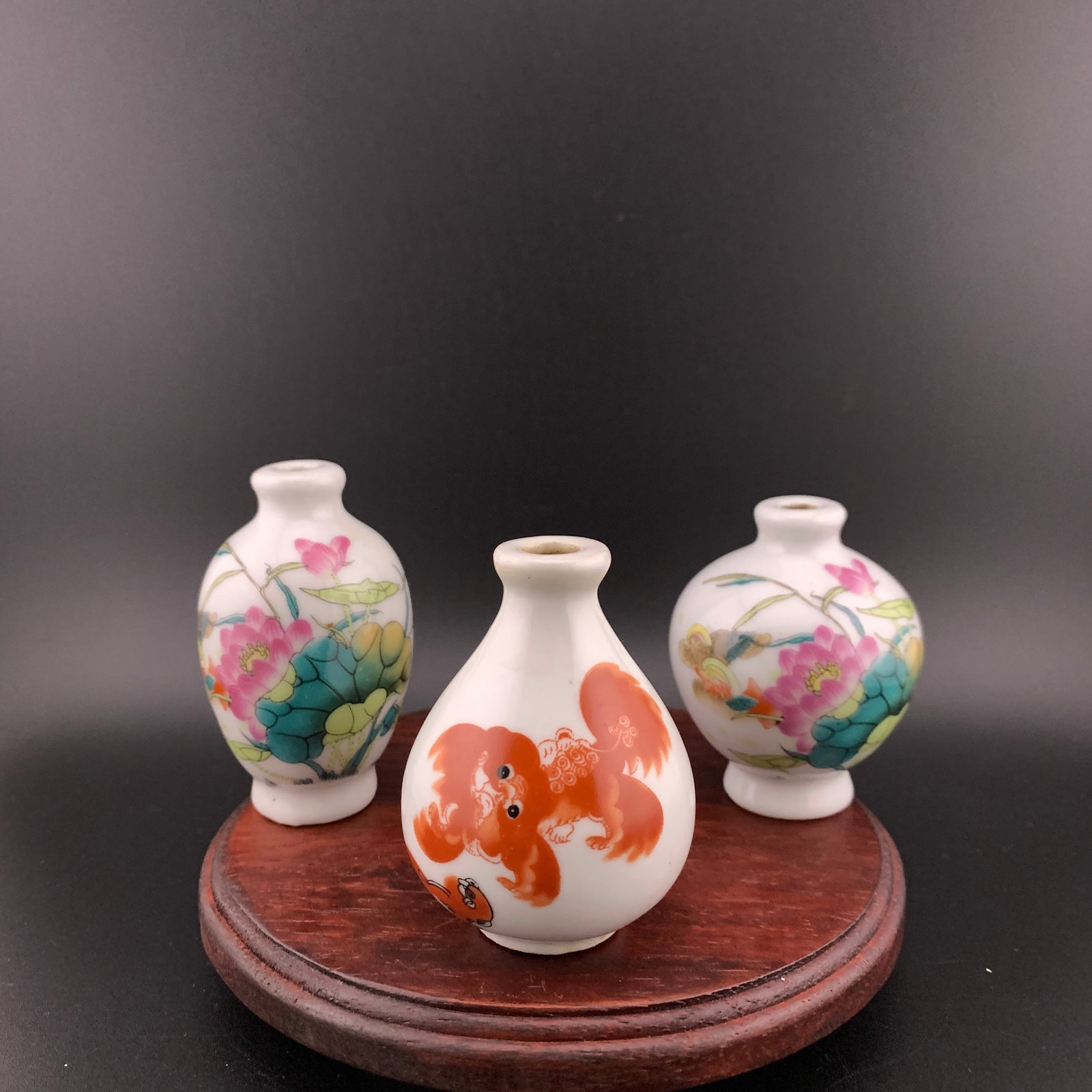 SET OF THREE FAMILLE ROSE PORCELAIN SNUFF BOTTLE: Modern; High: 2.5 inch; Diameter: 1.85 inch; High: 2.7 inch; Diameter: 1.62 inch; High: 2.4 inch; Diameter: 1.92 inch; Woodbase for picture and display only