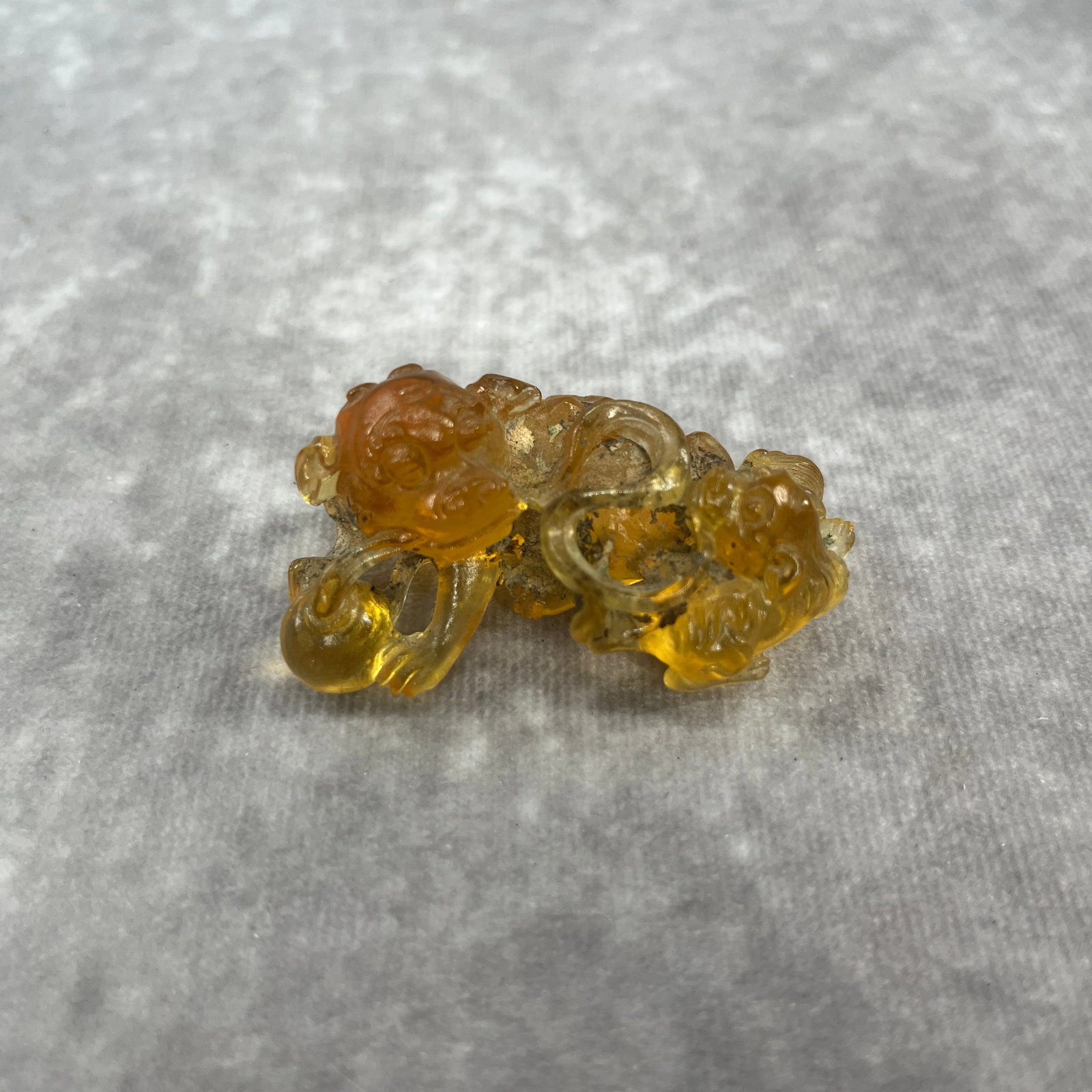 AMBER TOGGLE OF A PROTECTIVE MYTHIC BEAST (1 of 7)