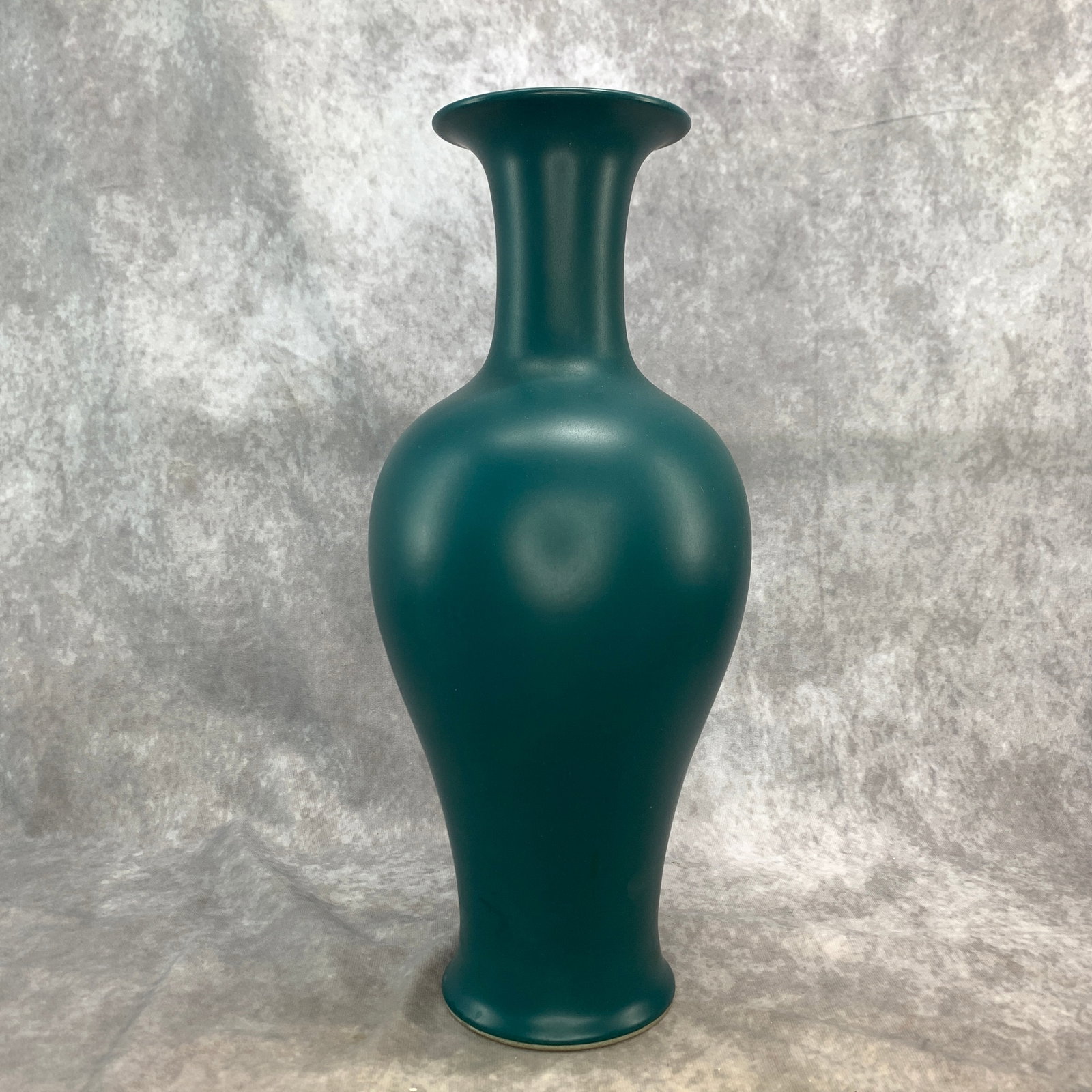 A FINE PEACOCK-GREEN PORCELAIN BOTTLE VASE (1 of 5)