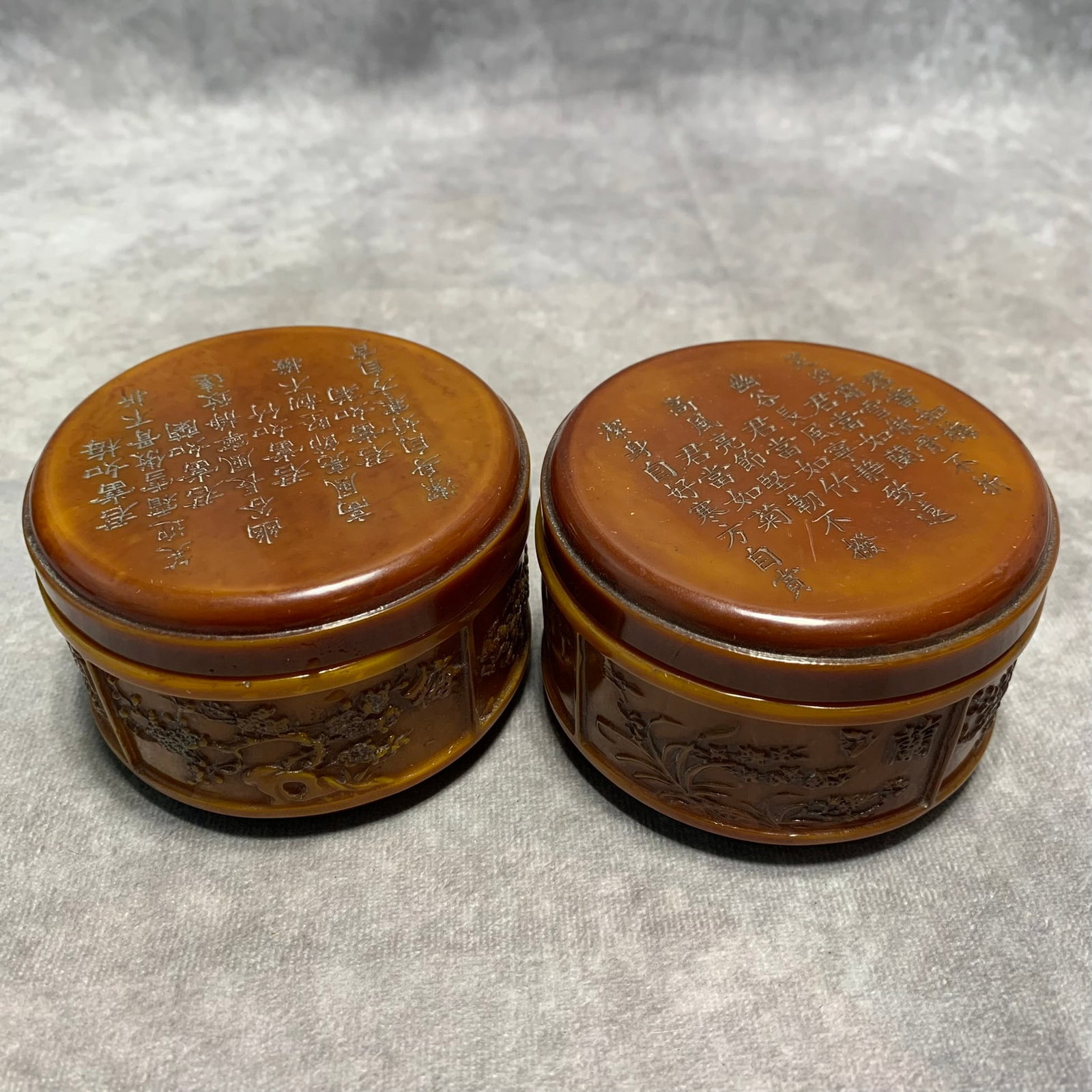 PAIR OF CELLULOID MADE ROUND BOXES: Republic Chincha Period; High: 2.2 inch; Diameter: 3.5 inch; Woodbase for picture and display only
