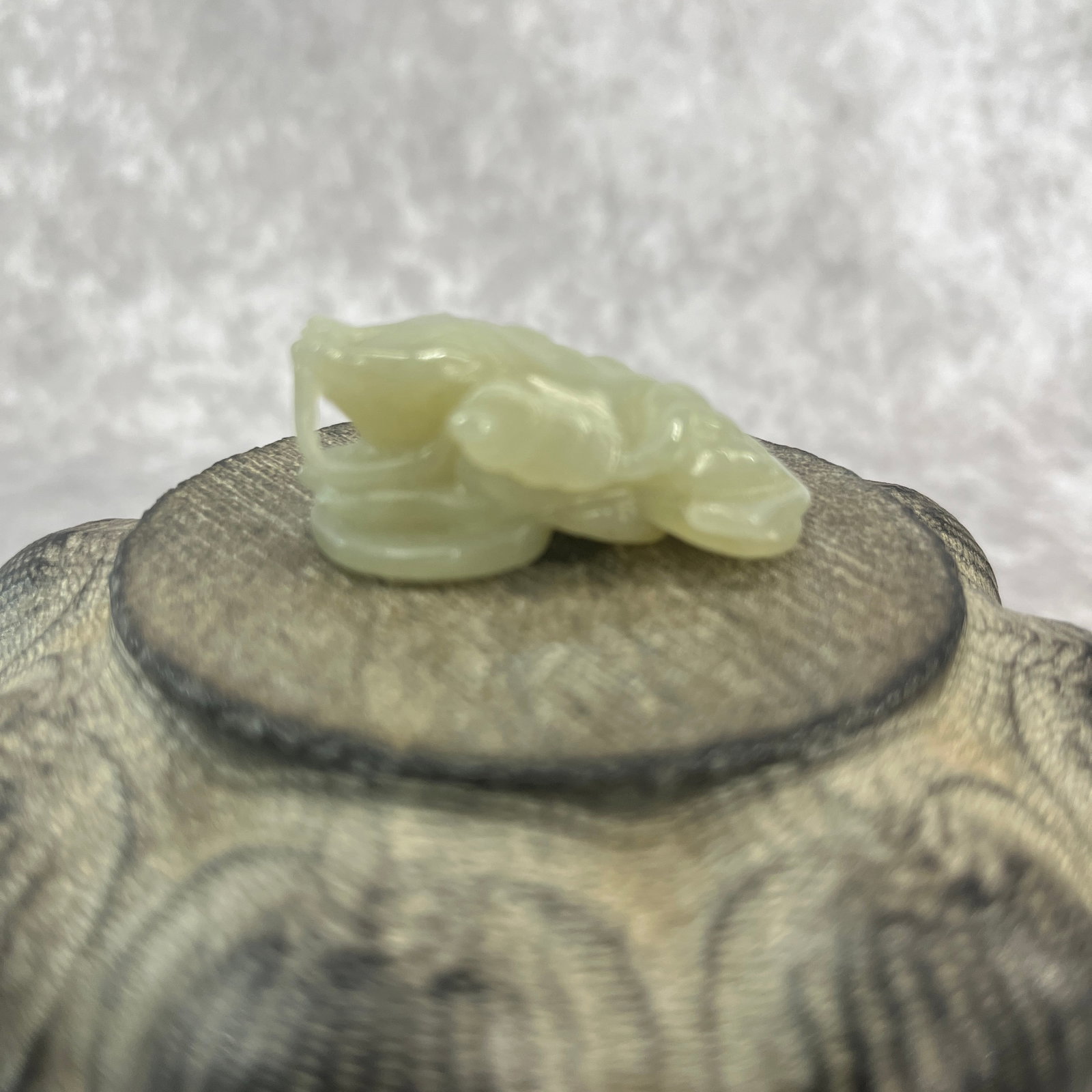 CHINESE HAND-CARVED JADE THREE LEG TOD WITH COIN (1 of 6)