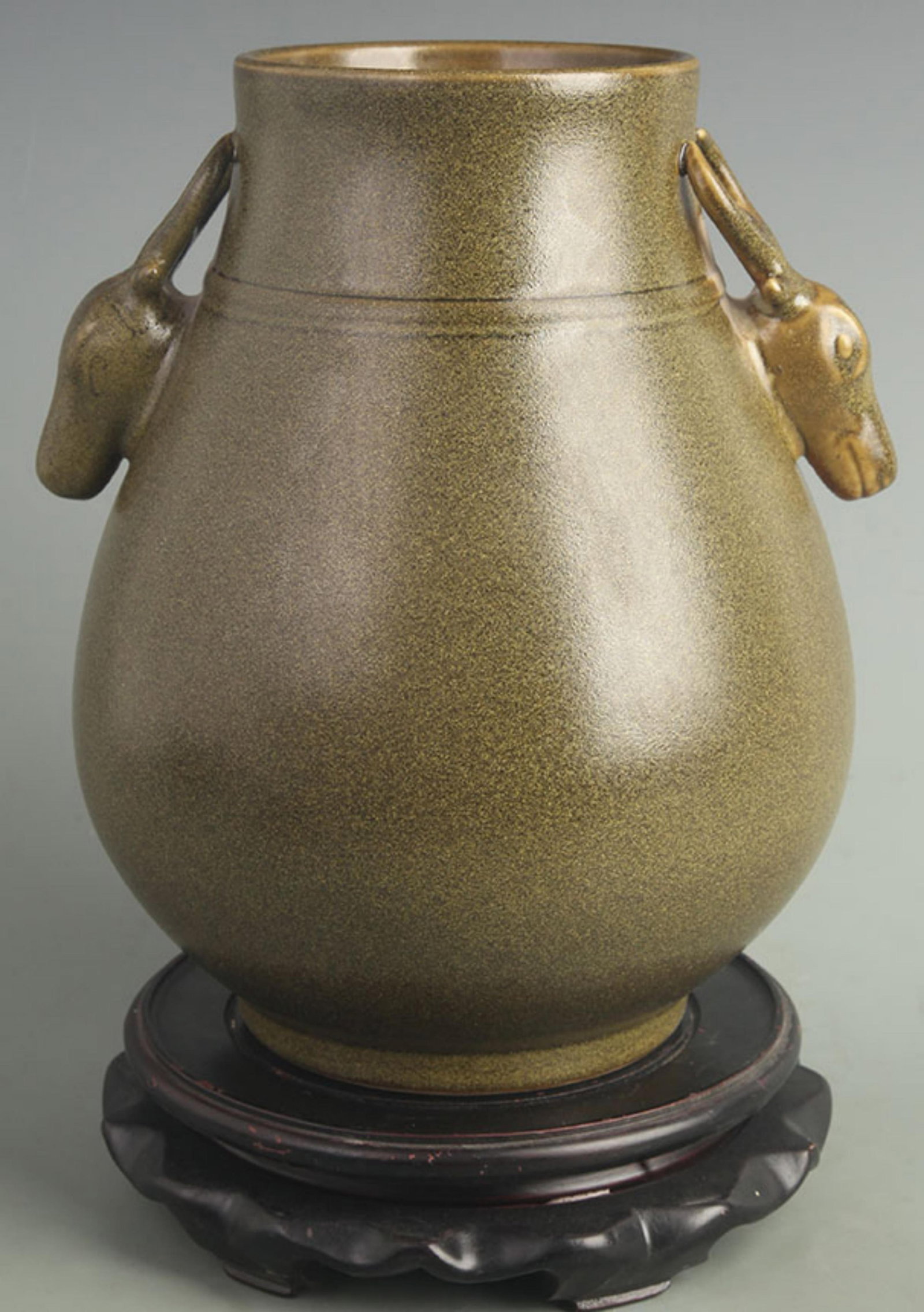 A FINE TEA COLOR GLAZED DEER HEAD FIGURE PORCELAIN JAR: Qing Dynasty Yong Zheng Period, ; High: 10.6 inch; Diameter: 9.00 inch; Woodbase for picture and display only