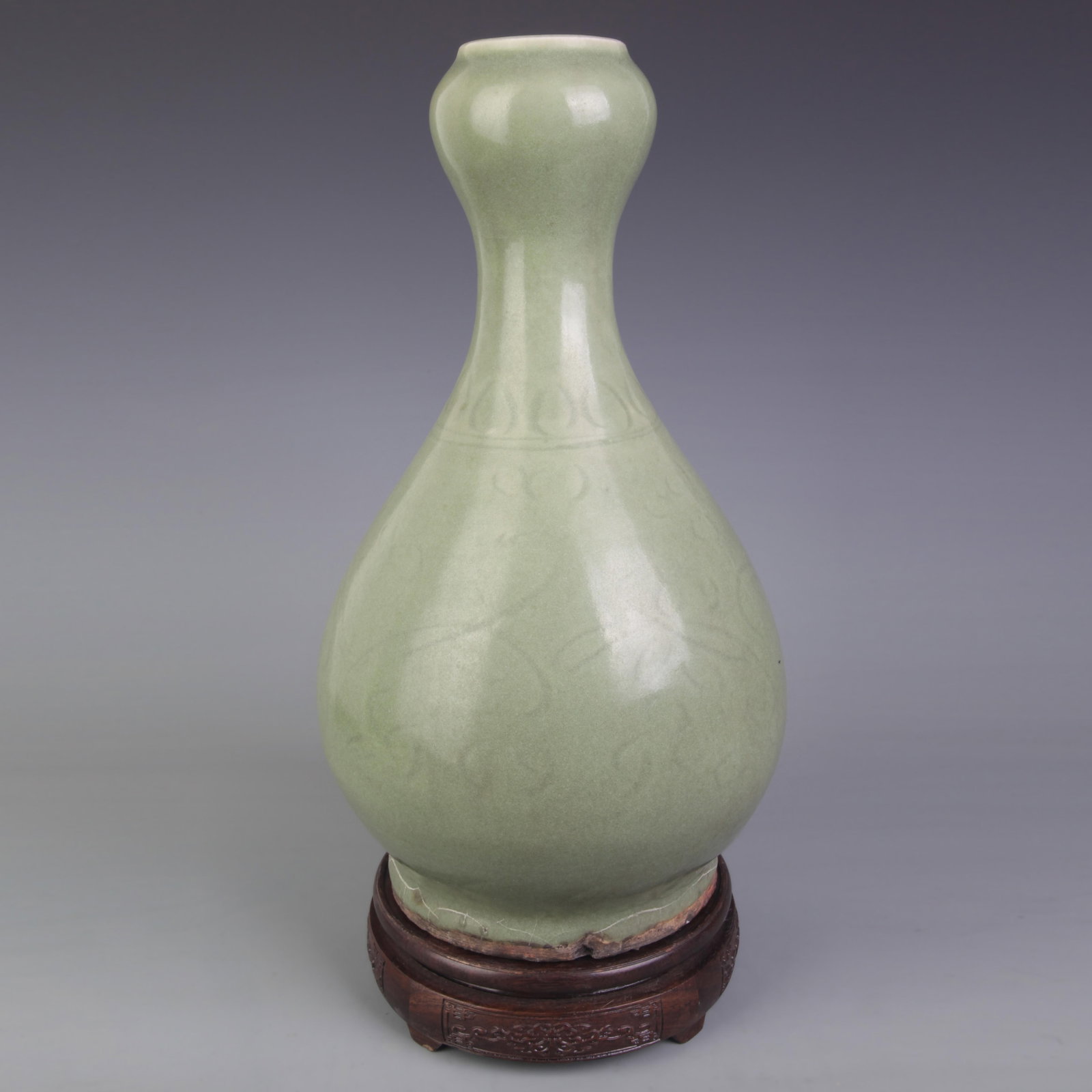 A FINE LONG QUAN KILN GARLIC HEAD STYLE PORCELAIN BOTTLE: Ming Dynasty Style, High: 14.2 inch; Diameter:7.5 inch; Woodbase for picture and display only