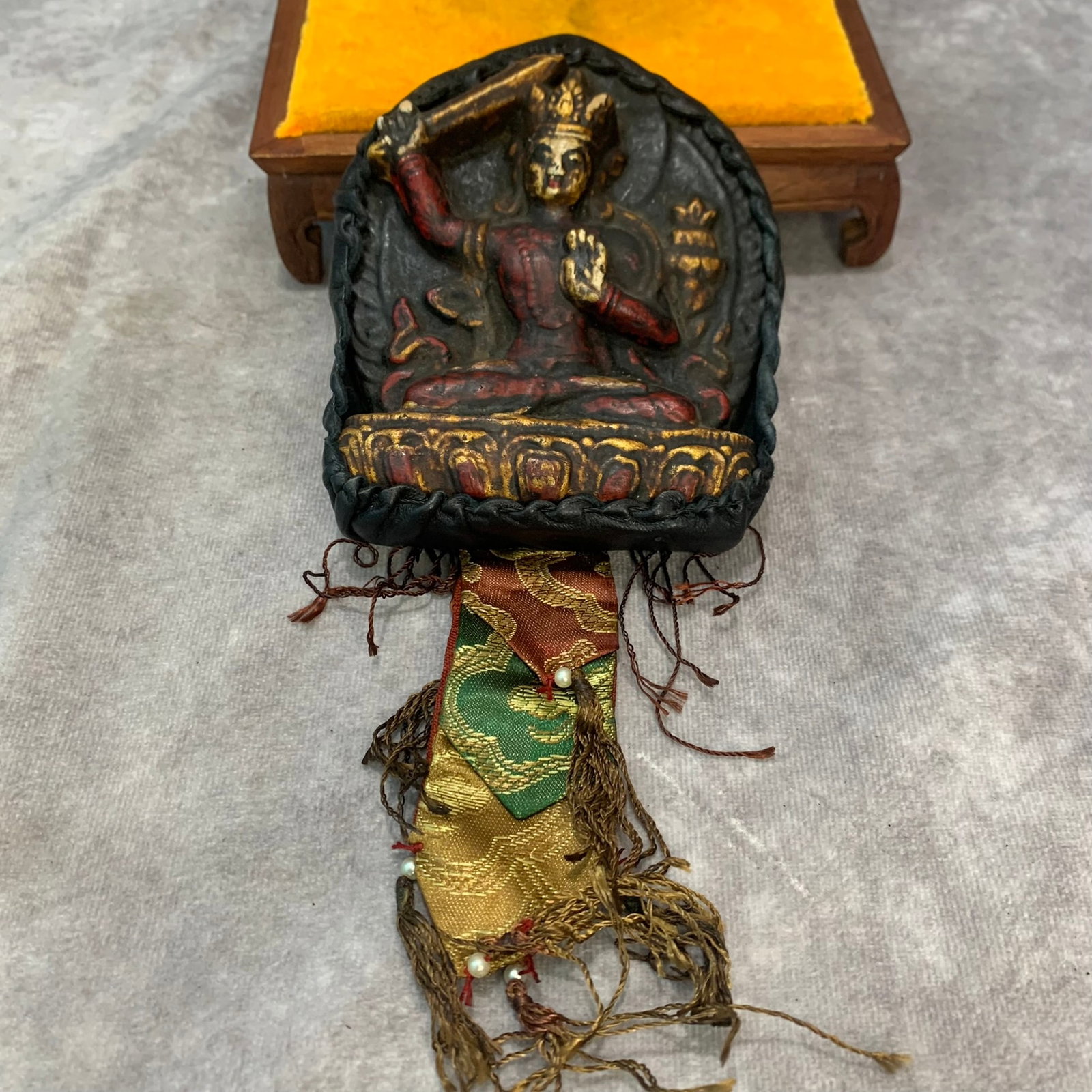 A FINE TIBETAN BUDDHIST INSTRUMENTS PENDANT - 5