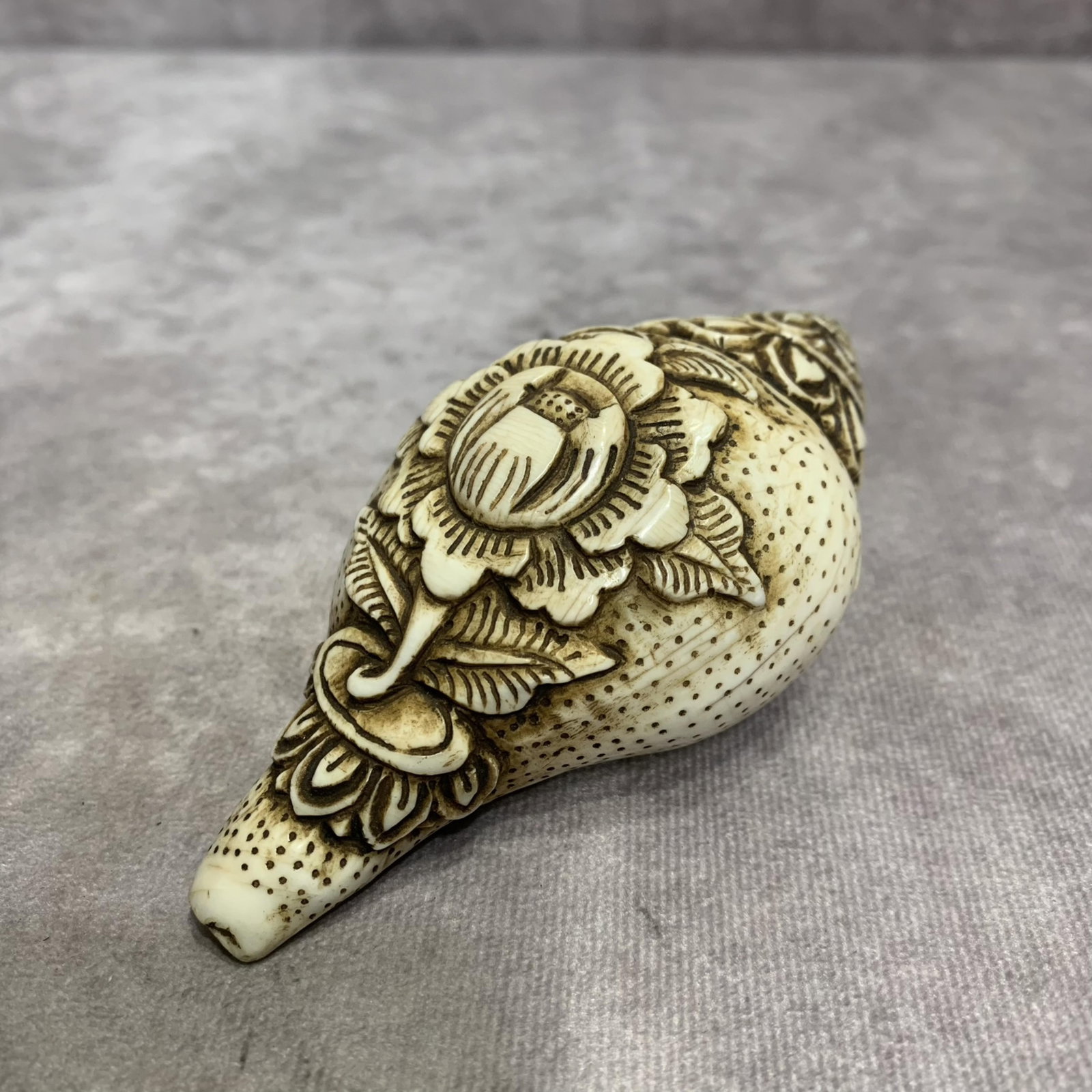 A FINELY CARVED TIBETAN BUDDHISM CONCH: Modern; High: 2.0 inch; Width: 2.2 inch; Long: 4.0 inch; Woodbase for picture and display only