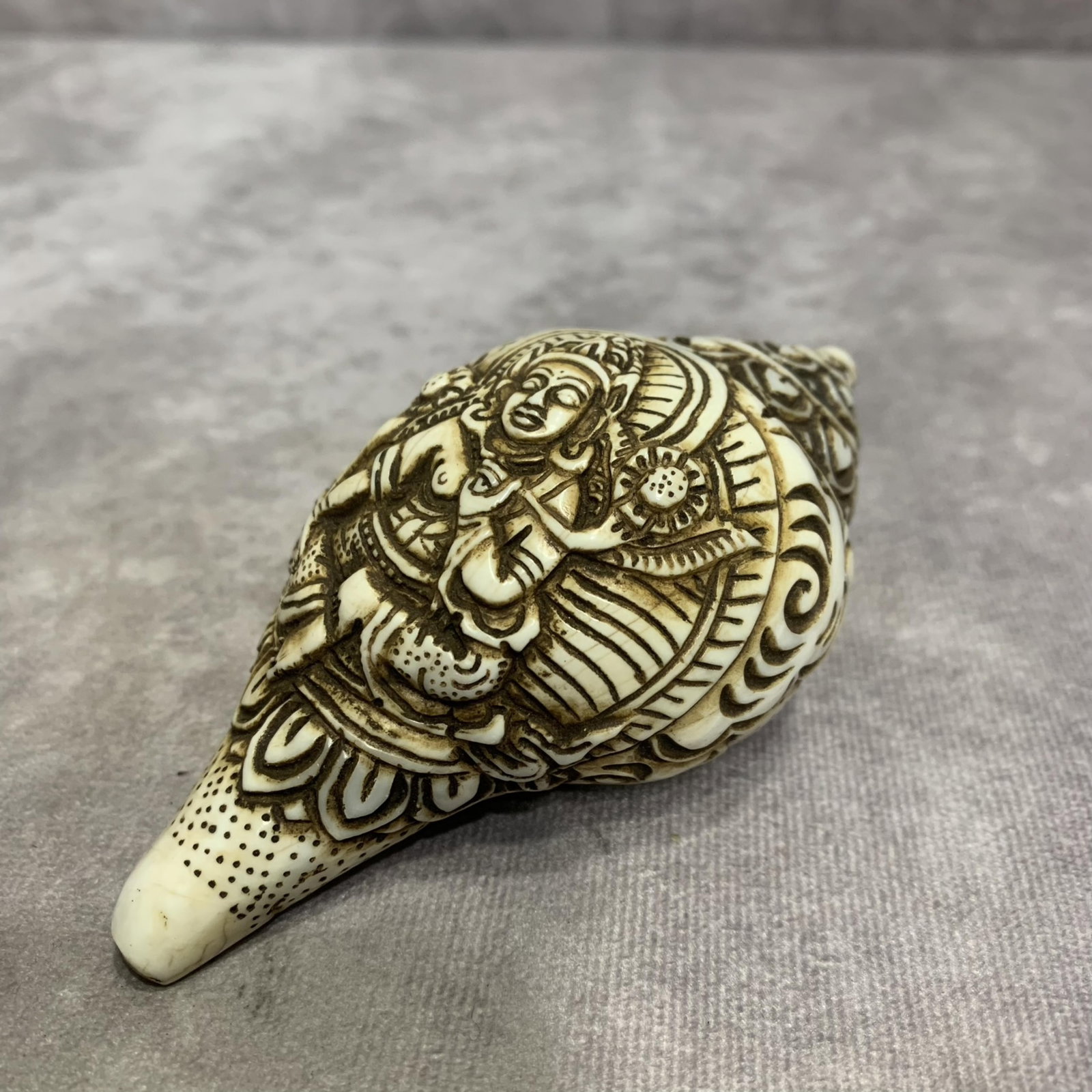 A FINELY CARVED TIBETAN BUDDHISM CONCH: Modern; High: 2.0 inch; Width: 2.2 inch; Long: 4.0 inch; Woodbase for picture and display only