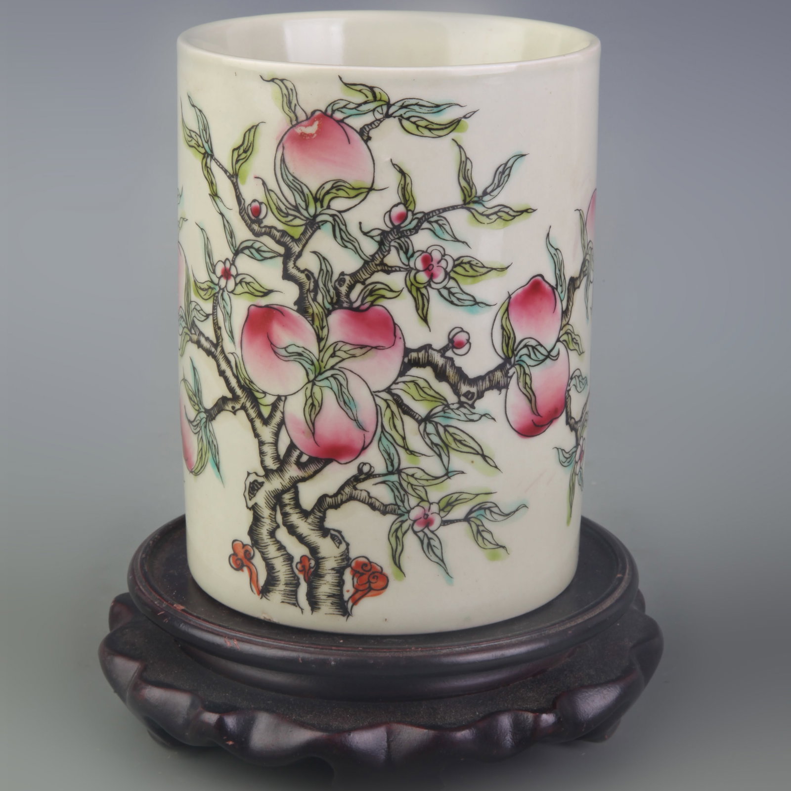 FAMILLE ROSE BRUSH POT WITH PEACH MOTIF: Qing Dynasty Tong Zhi Style; Diameter: 4.0inch, High: 5.4inch; Woodbase for picture and display only