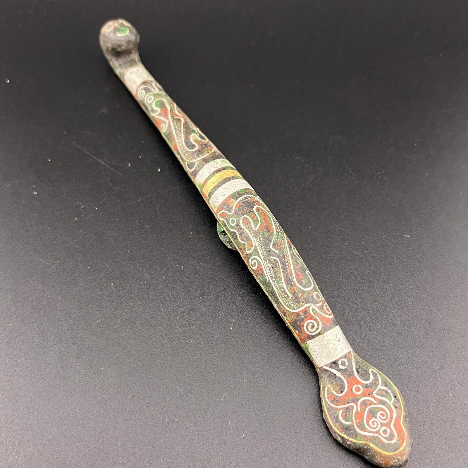 ARCHAIC INLAID BRONZE BELT HOOK: Song Dynasty Style; Long: 6.5 inch; Width: 0.8 inch; High: 0.7 inch; Woodbase for picture and display only