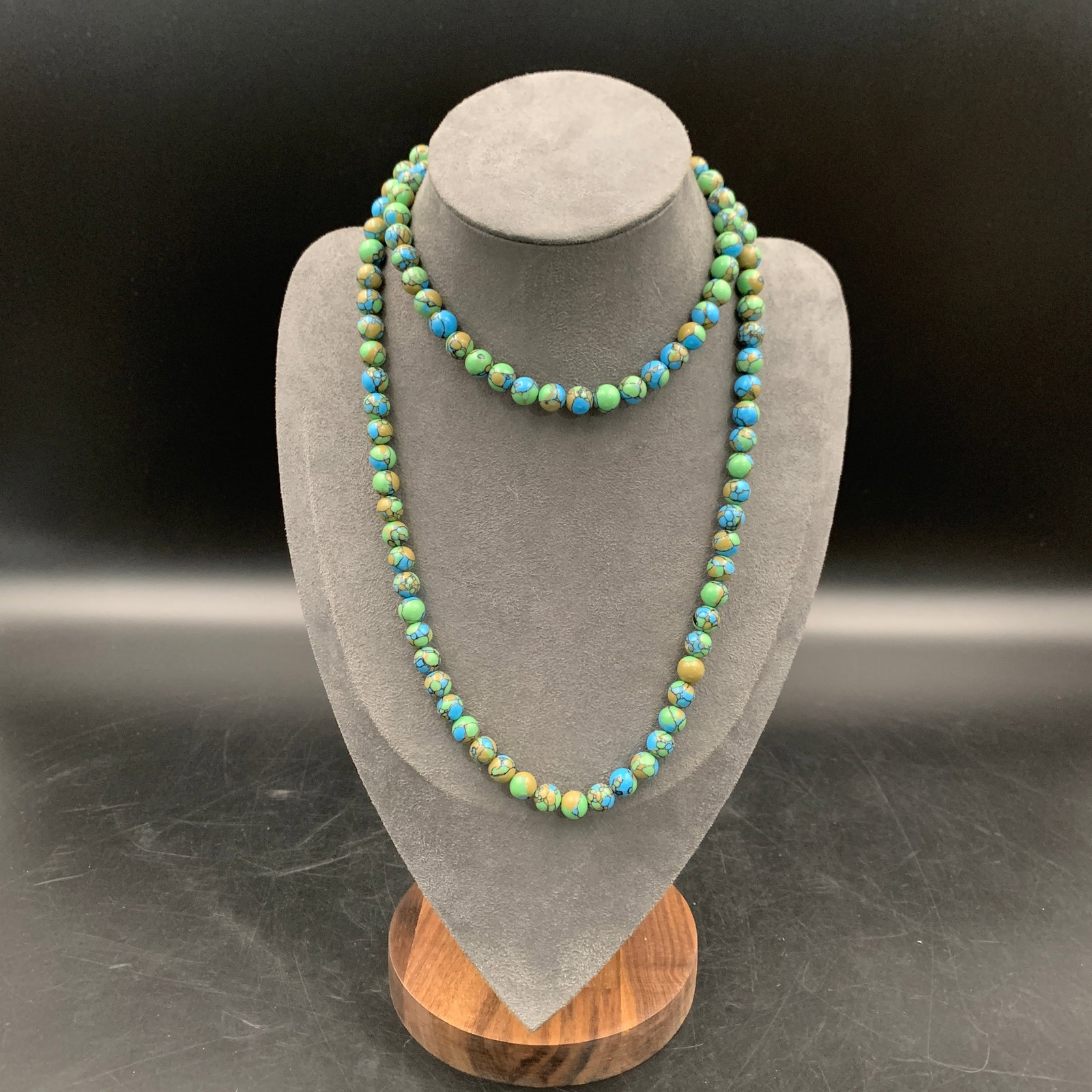A FINE TURQUOISE DYED MULTI-WRAP STRAND NECKLACE (1 of 5)