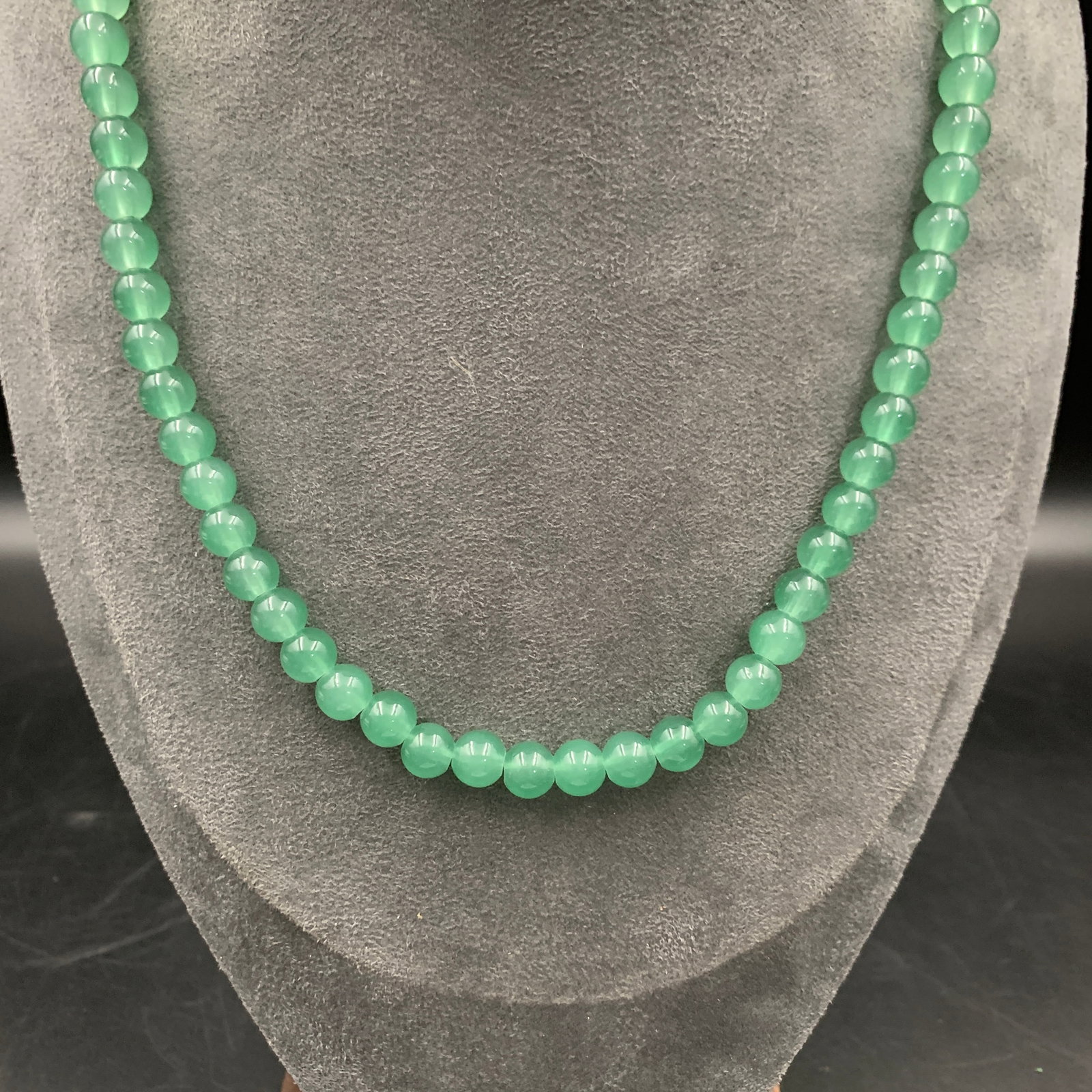 GREEN JADEITE BEAD NECKLACE - 2