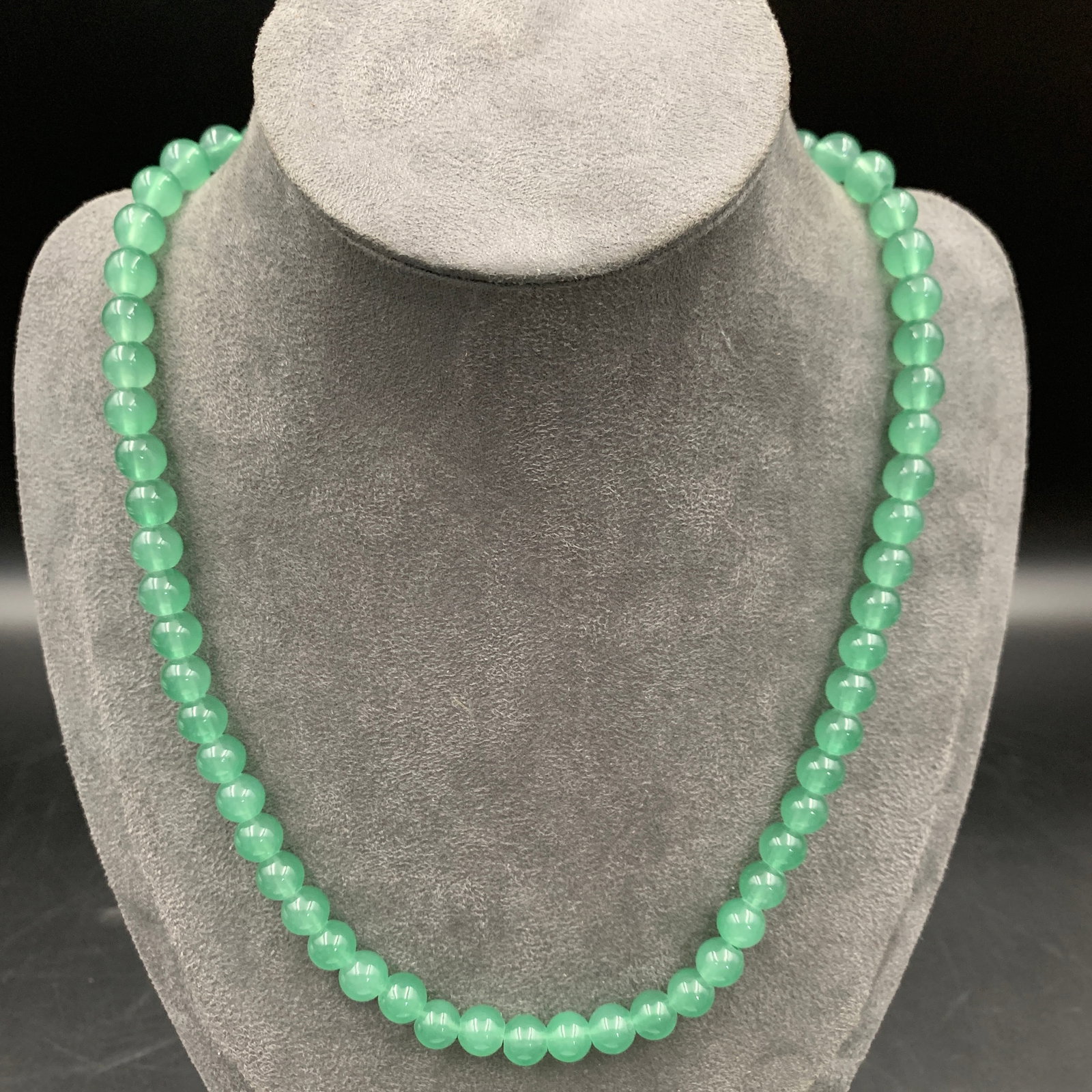 GREEN JADEITE BEAD NECKLACE - 3