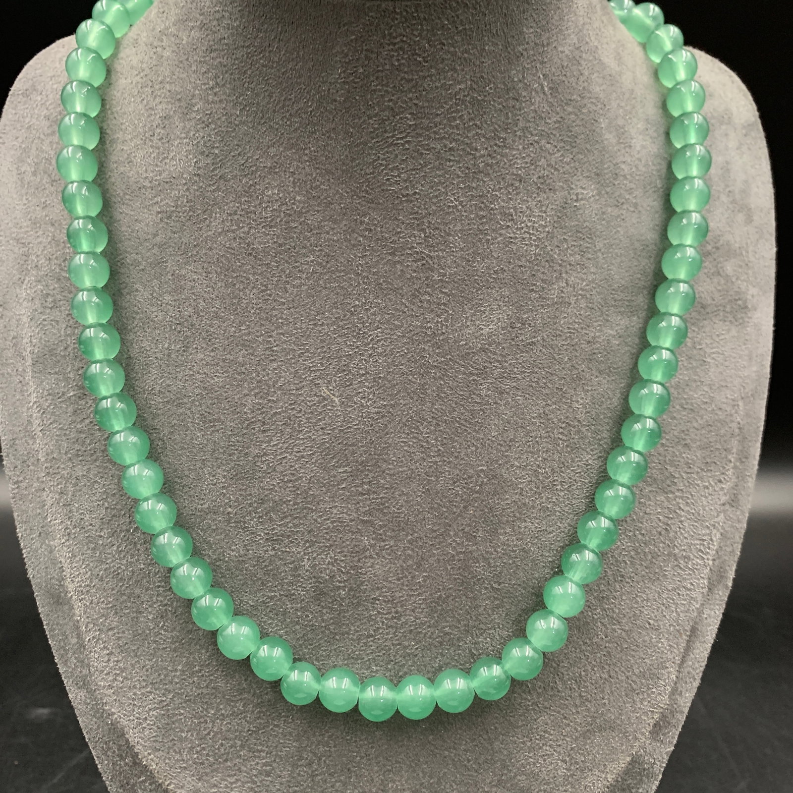 GREEN JADEITE BEAD NECKLACE - 4
