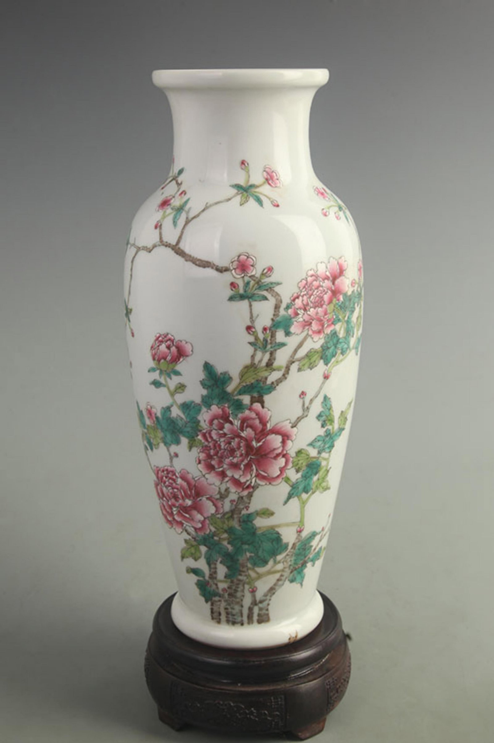 FAMILLE ROSE GLAZED PEONY FLOWER BUCKET STYLE PORCELAIN VASE: Qing Dynasty Yong Zheng Period; High: 12.2 inch; Width: 4.50 inch; Woodbase for picture and display only