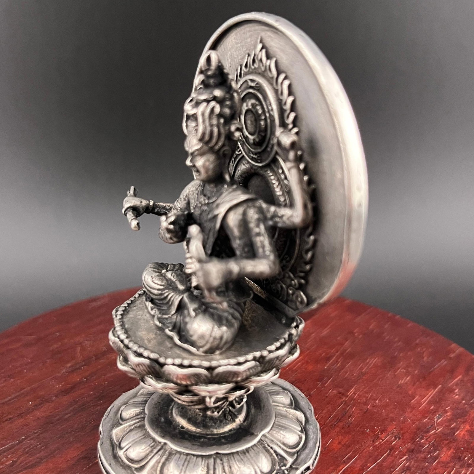 A SMALL WHITE BRONZE BUDDHA STATUE - 3