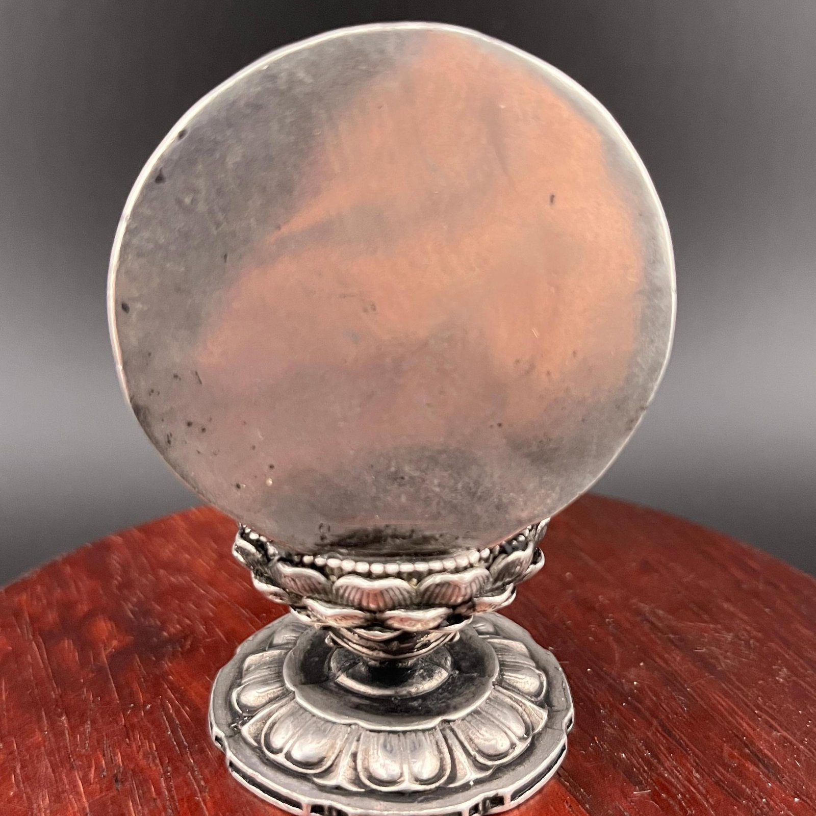 A SMALL WHITE BRONZE BUDDHA STATUE - 4