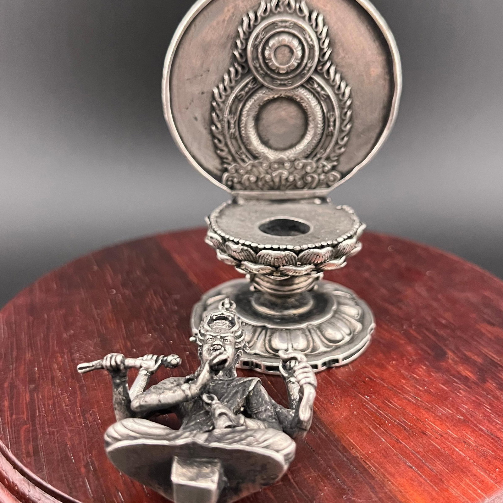 A SMALL WHITE BRONZE BUDDHA STATUE - 5