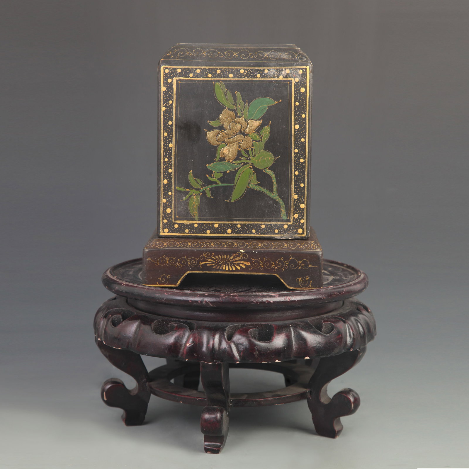 A FINE WOODEN CARVED AND LACQUERED FIGURES PEN HOLDER: Qing Dynasty; High: 7.50 inch; Width: 4.75 inch; Woodbase for picture and display only