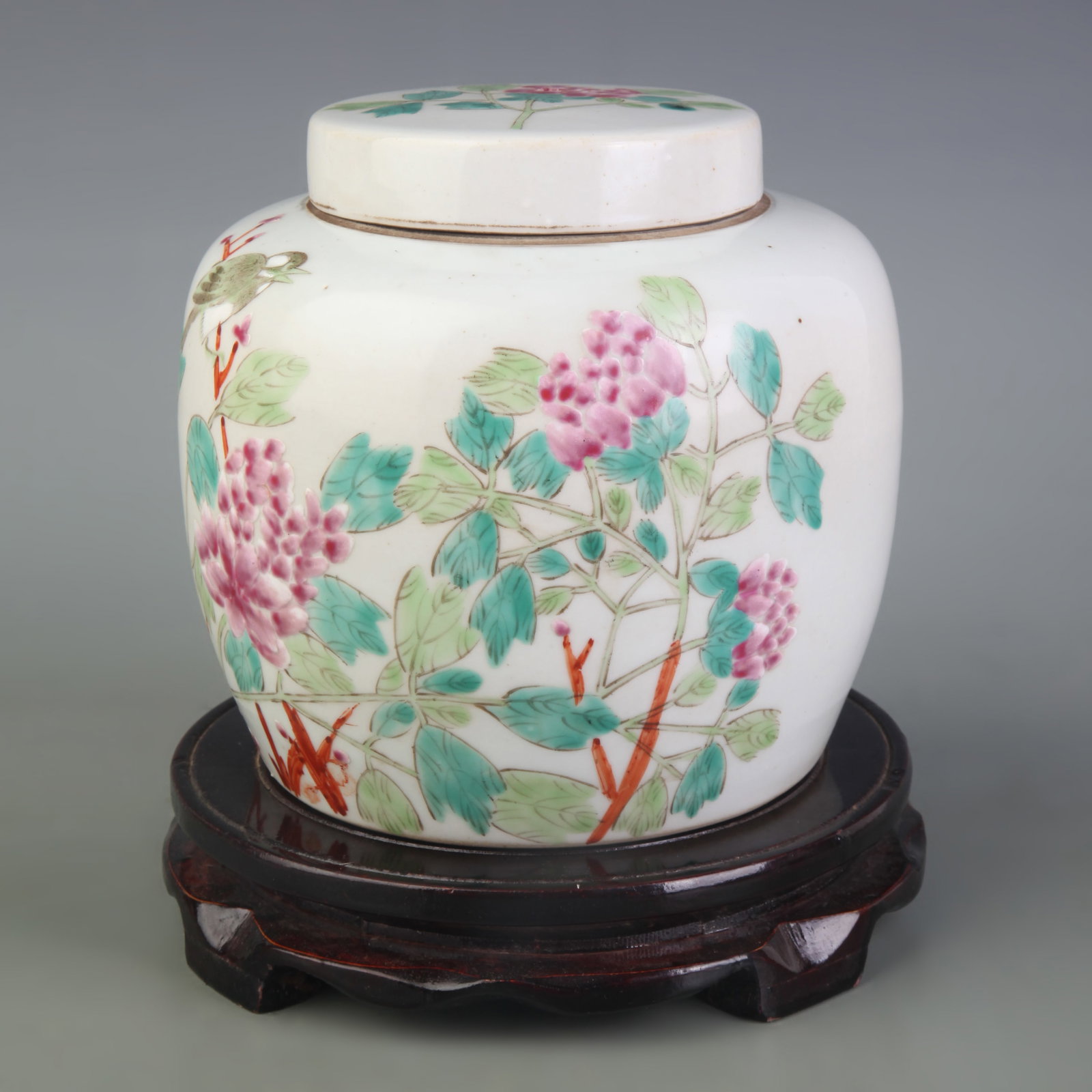 FAMILLE ROSE FLOWER AND BIRD PATTERN PORCELAIN TEA CANISTER: Qing Dynasty; Diameter: 3.2 inch; High: 5.8 inch. Wooden base for display only