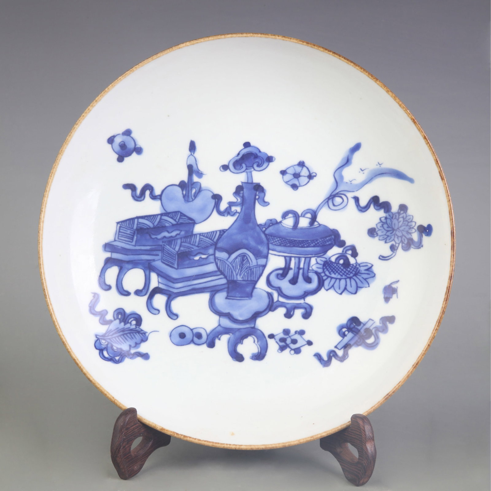 A FINE BLUE AND WHITE FLORAL PATTERN PORCELAIN PLATE: Qing Dynasty Kang Xi Period: Diameter: 8.8 inch; . Wooden base for display only