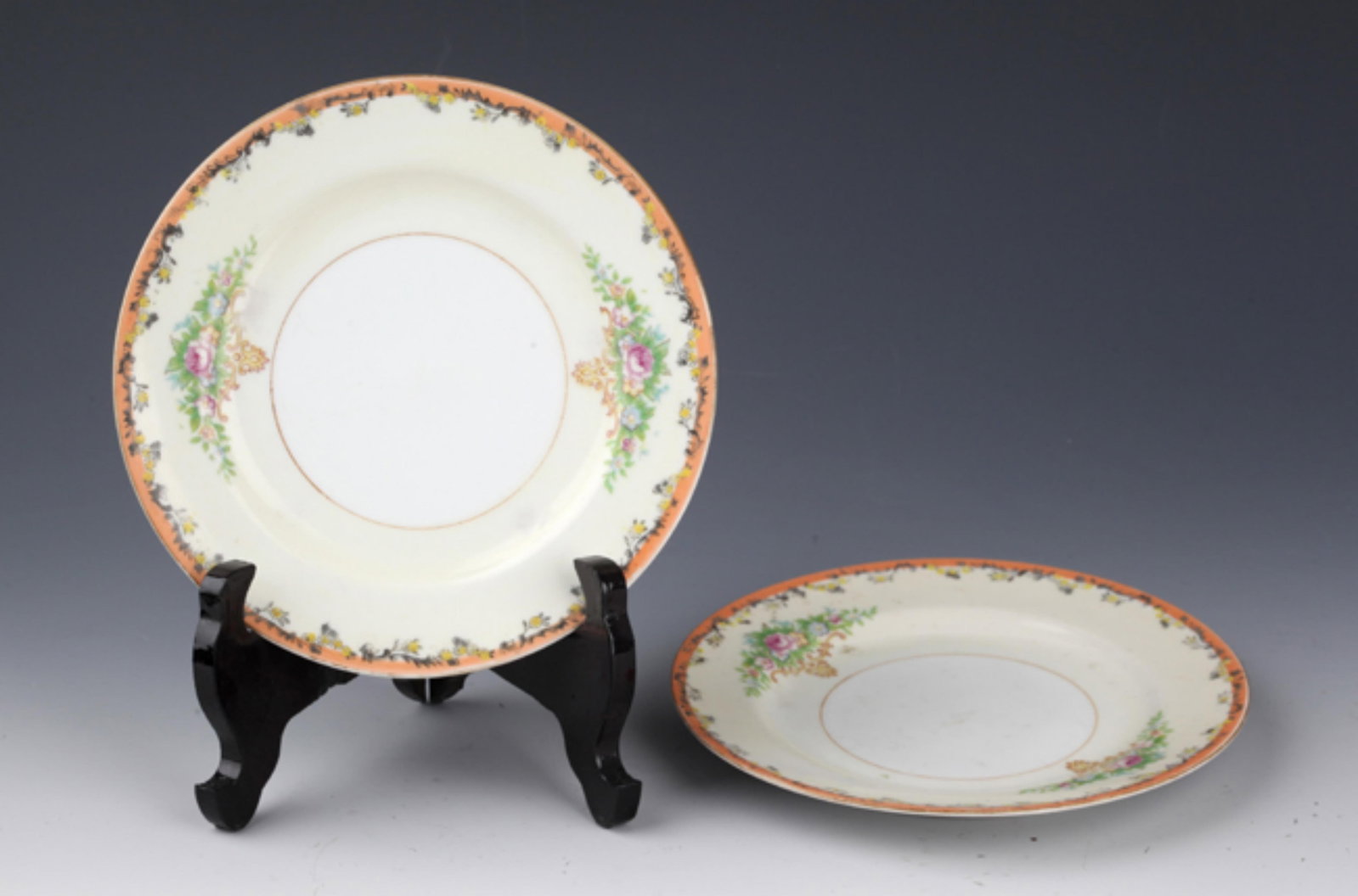 PAIR OF FAMILLE ROSE PAINTED PORCELAIN PLATE: Republic Period; Diameter: 6.5 inch; . Wooden base for display only