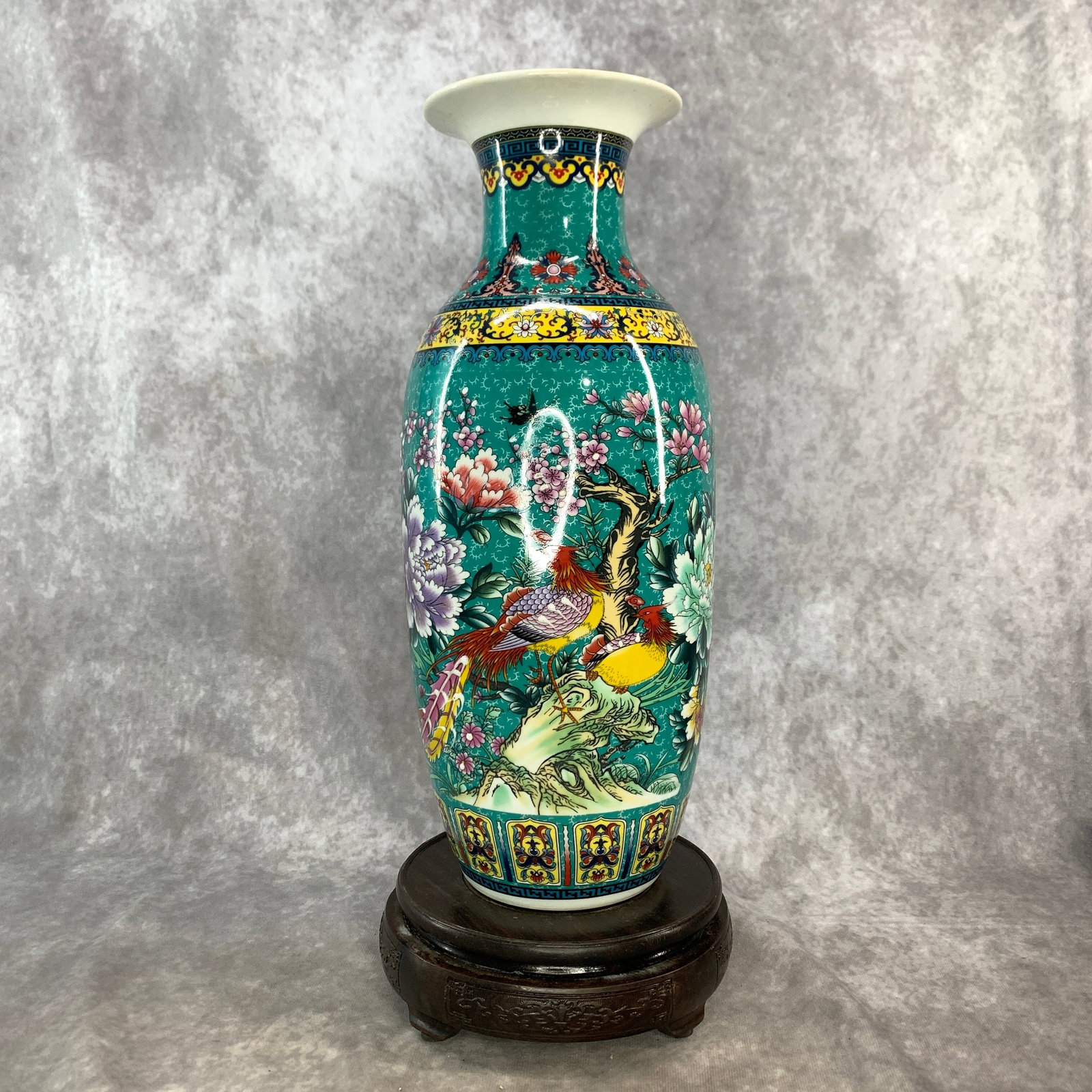 FAMILLE ROSE GREEN-GROUND "PHEASANTS & PEONIES" VASE: Qing Dynasty; High: 14 inch; Diameter: 5.8 inch; . Wooden base for display only
