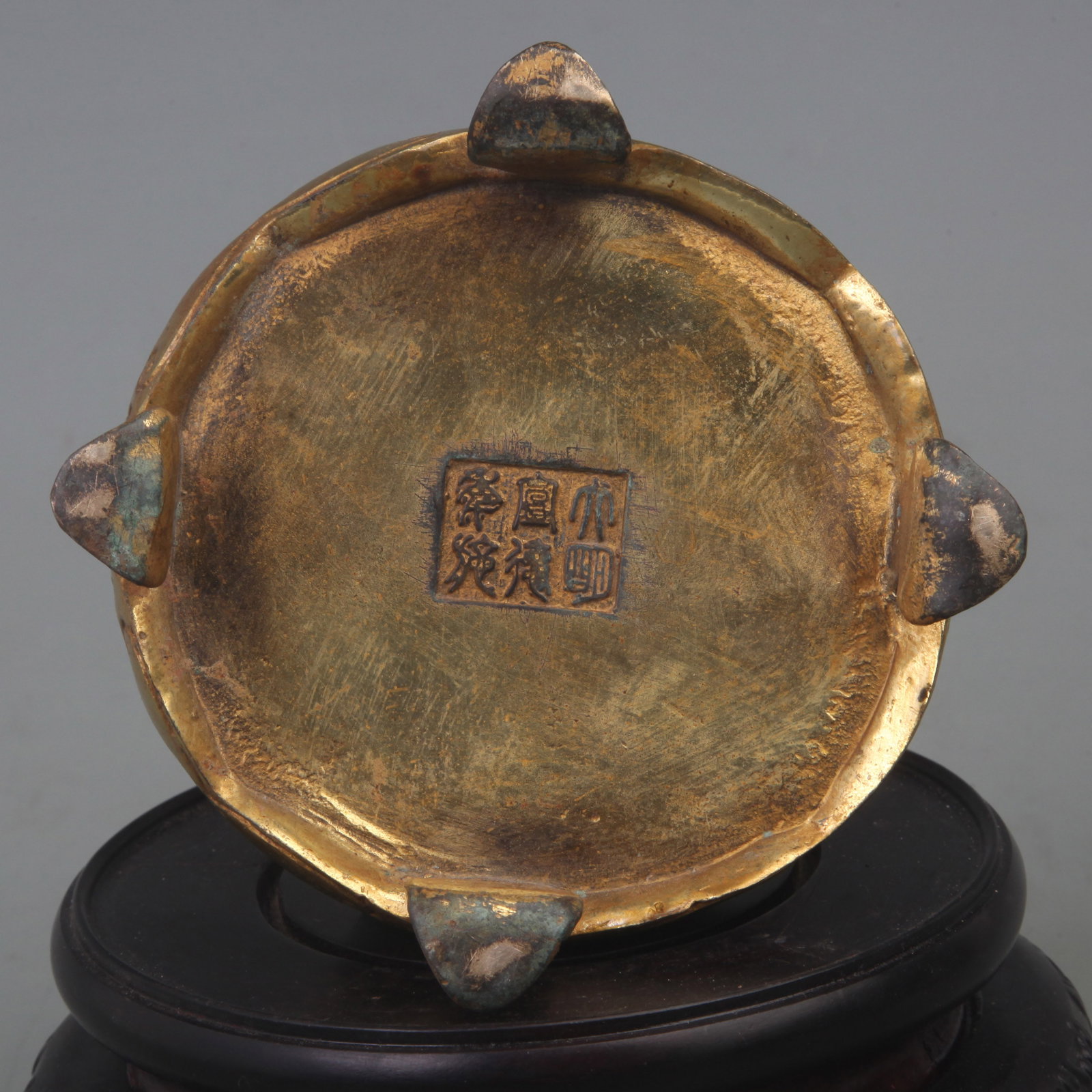 A BRONZE AUSPICIOUS PATTERN FOUR-LEGGED INCENSE BURNER - 3