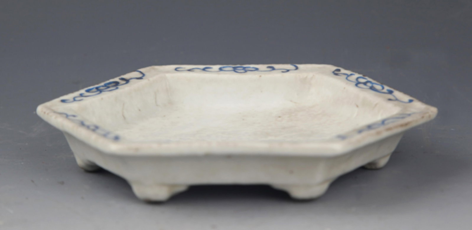 A FINE BLUE AND WHITE SIX SIDE PORCELAIN PLATE: Qing Dynasty; High: 0.8 inch; Diameter: 4.6 inch; . Wooden base for display only