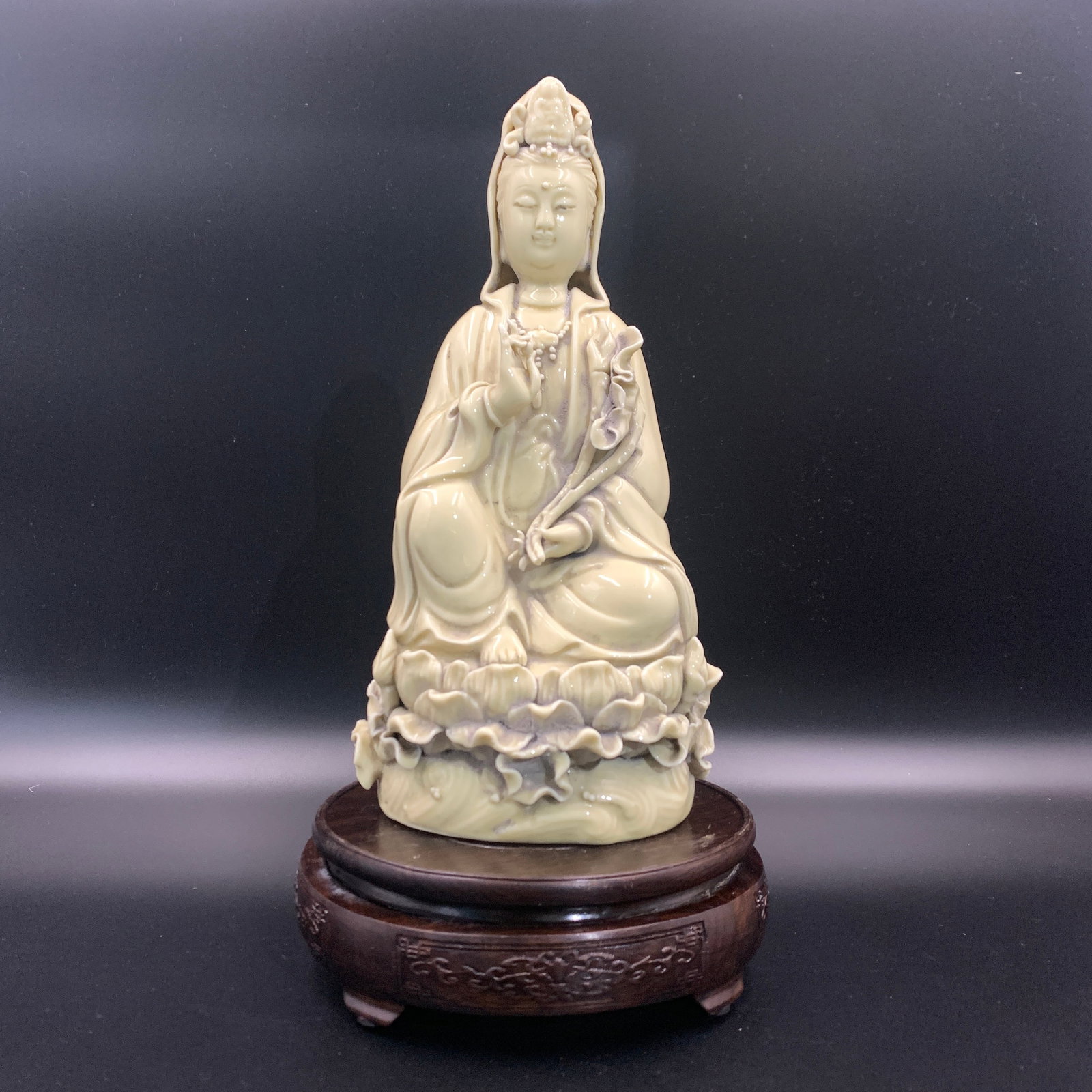 A FINE DE HUA KILN BLANC DE CHINE SEATED GUANYIN: Ming Dynasty Style; Long: 5 inch; Width: 4.2 inch; High: 10.3 inch; . Wooden base for display only