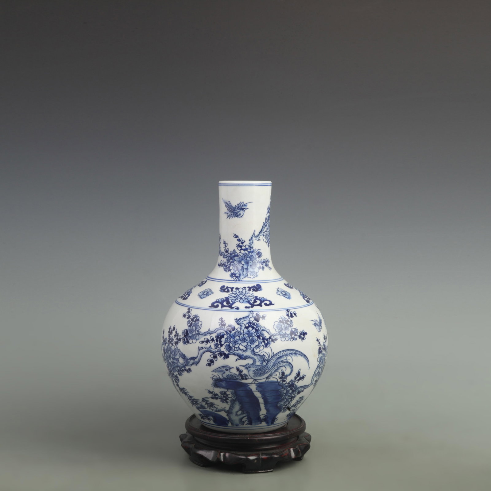 BLUE AND WHITE FLOWER PATTERN MOON STYLE BOTTLE: Qing Dynasty Kangxi Period; High: 13 inch; Width: 7.5 inch; . Wooden base for display only
