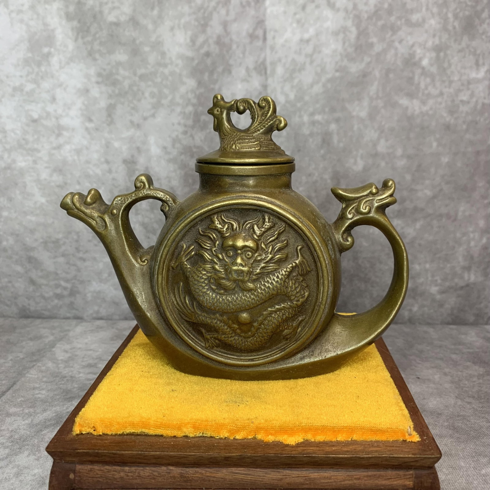 A FINE BRONZE WATER EWER WITH DRAGON PATTERN: Republic Period; High: 5.3 inch; Width: 6.7 inch; Long: 2.7 inch. Wooden base for display only