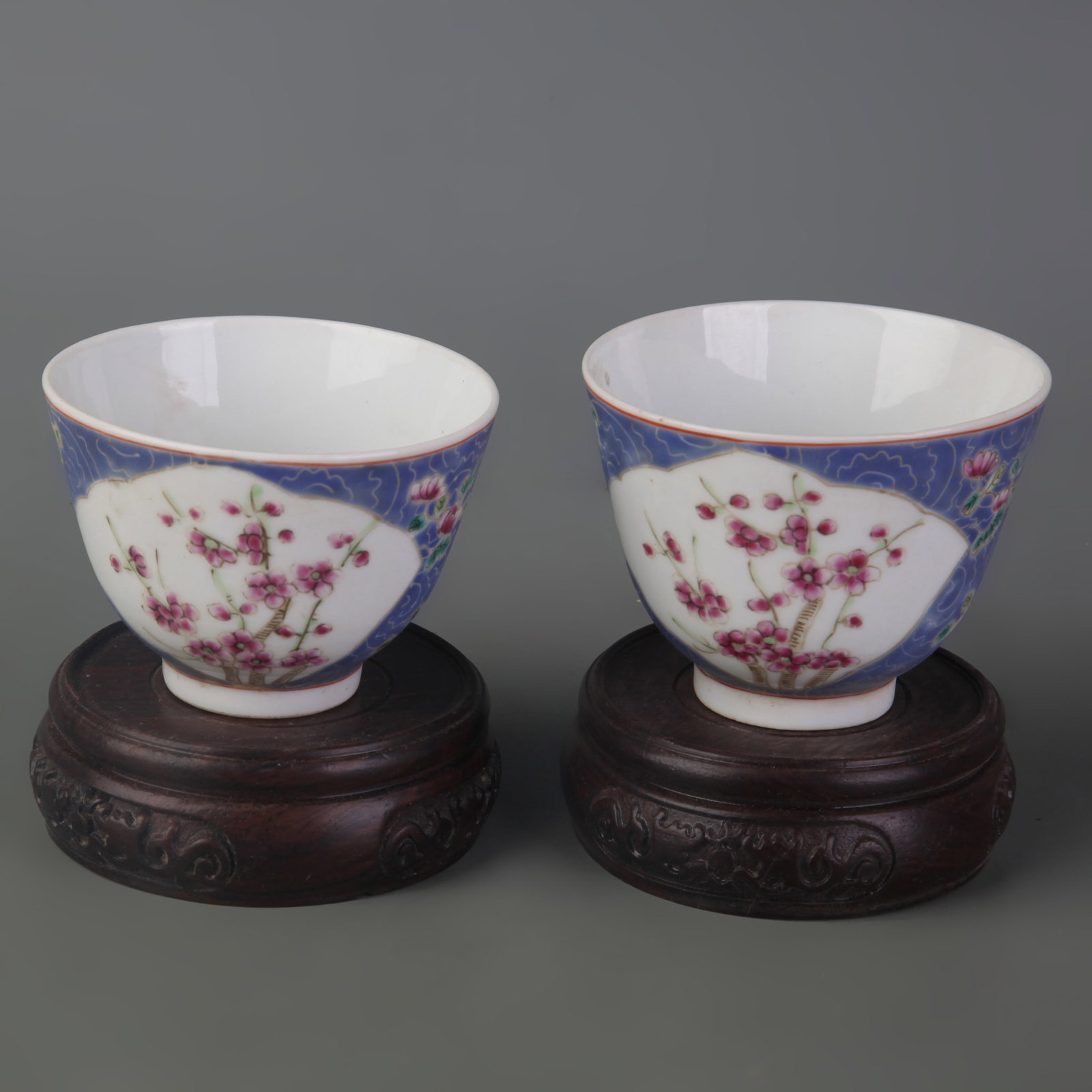 A PAIR OF WUCAI FLORAL PATTERN SMALL PORCELAIN CUPS: Qing Dynasty Tong Zhi Style; Diameter: 2.9 inch to 3.0 inch; High: 2.2 inch to 2.0 inch. Wooden base for display only