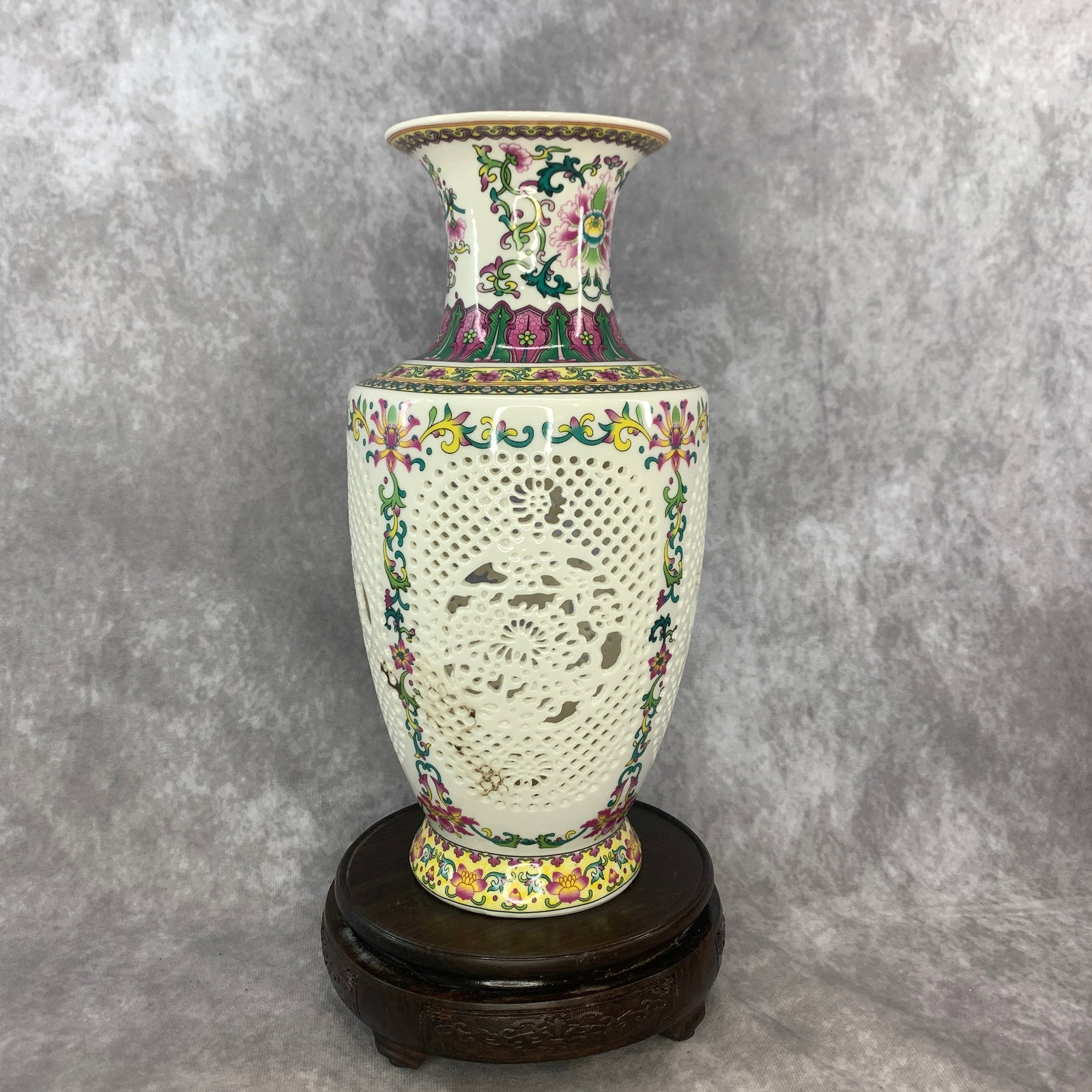 FAMILLE ROSE OPENWORK RETICULATED PORCELAIN VASE: Republic Period; High: 11.4 inch; Diameter: 5.5 inch; . Wooden base for display only