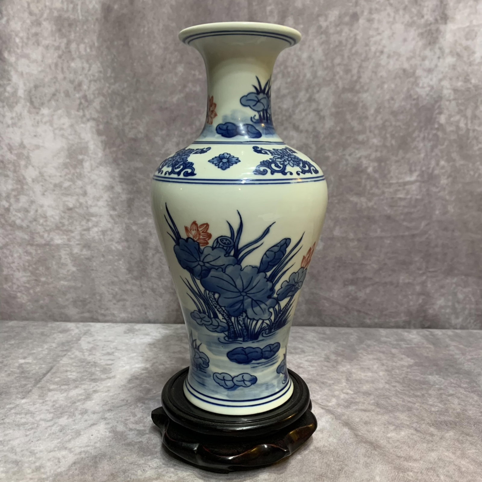 A FINE BLUE-AND-WHITE LANDSCAPE PATTERN PORCELAIN VASE: Qing Dynasty; High: 9.3 inch; Diameter: 4.5 inch. Wooden base for display only