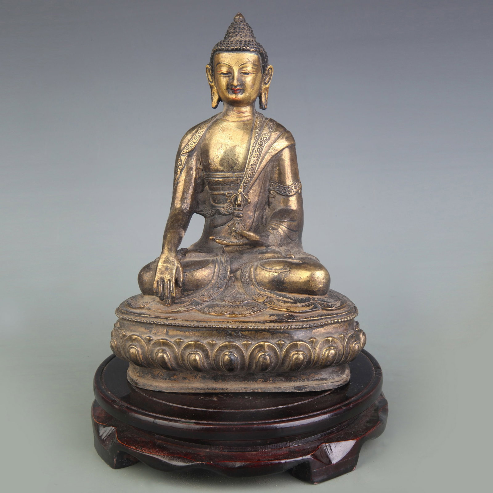 A FINE BRONZE SAKYAMUNI BUDDHA FIGURE: Qing Dynasty; High: 8.2 inch. Wooden base for display only