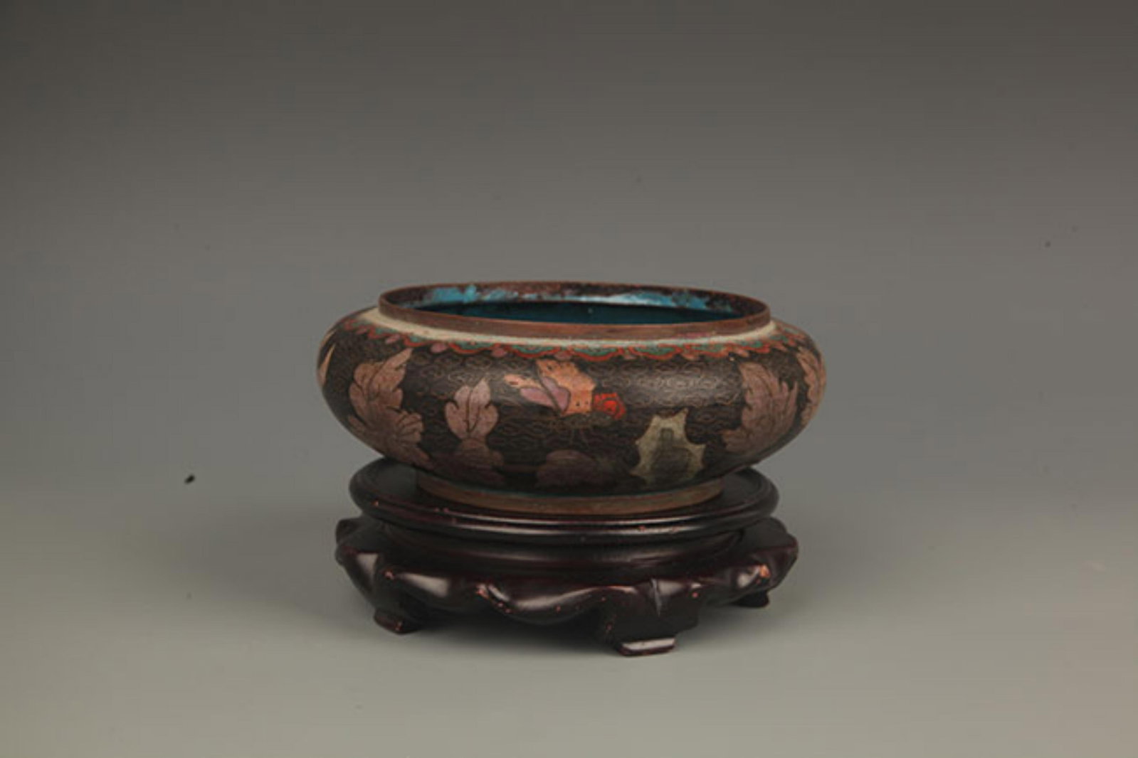 A FINE CLOISONNE ENAMEL BRONZE WATER WASH WITH FLORAL PATTERN: Republic Period; High: 2.25 inch; Diameter: 4.5 inch; . Wooden base for display only