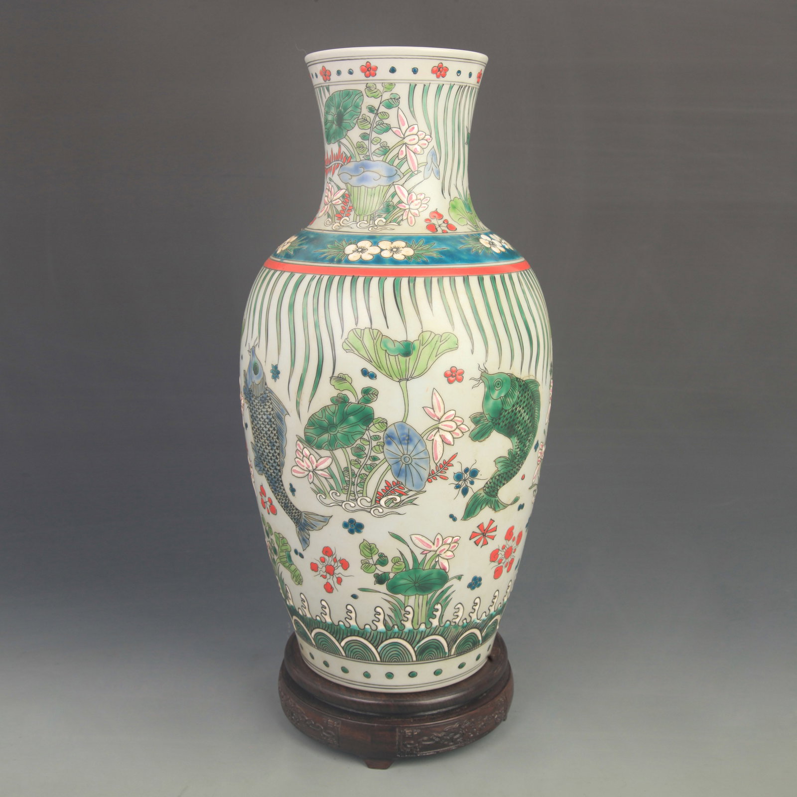 FAMILLE ROSE FISH AND ALGAE APPRECIATION PORCELAIN VASE: Qing Dynasty Kang Xi Period; High: 16.0 inch; Diameter: 7.80 inch. Wooden base for display only