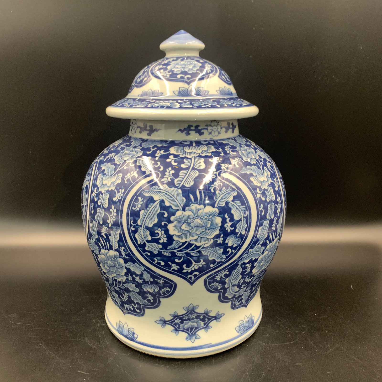 BLUE AND WHITE FLORAL PATTERN GENERAL HAT PORCELAIN JAR: Qing Dynasty; High: 12.7 inch; Diameter: 8.9 inch; . Wooden base for display only