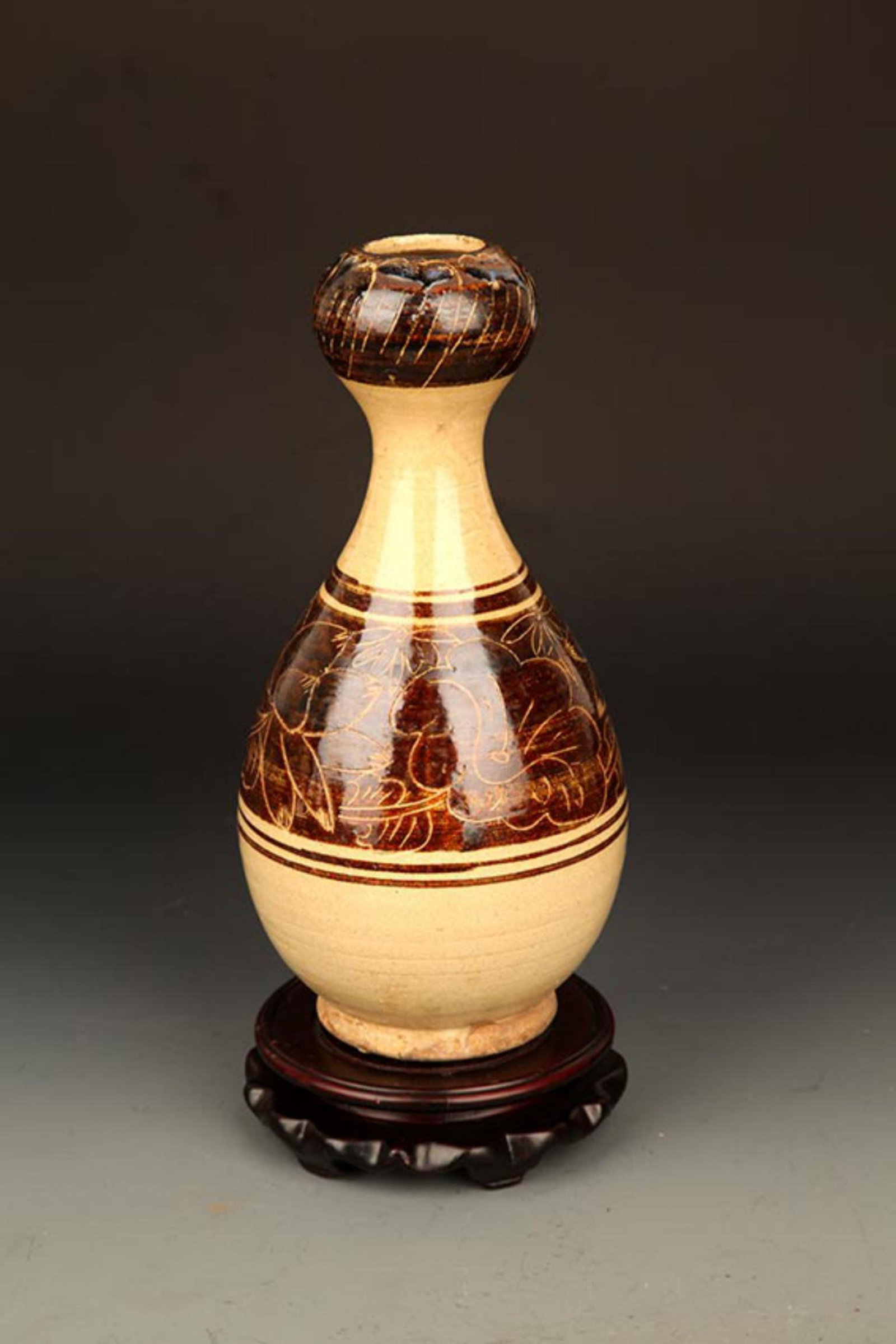 A CI ZHOU YAO FLOWER CARVING GARLIC HEAD BOTTLE (1 of 5)