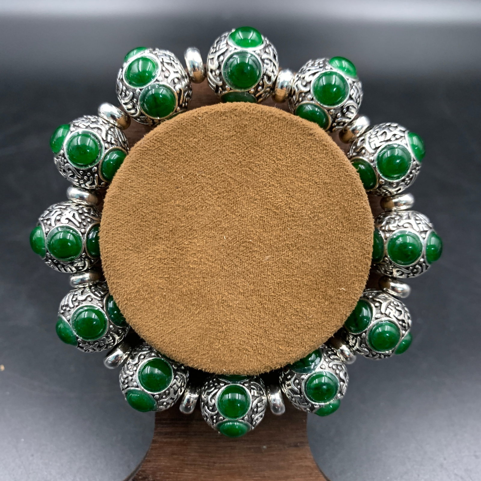 A FINE JADEITE BEAD BRACELET - 2