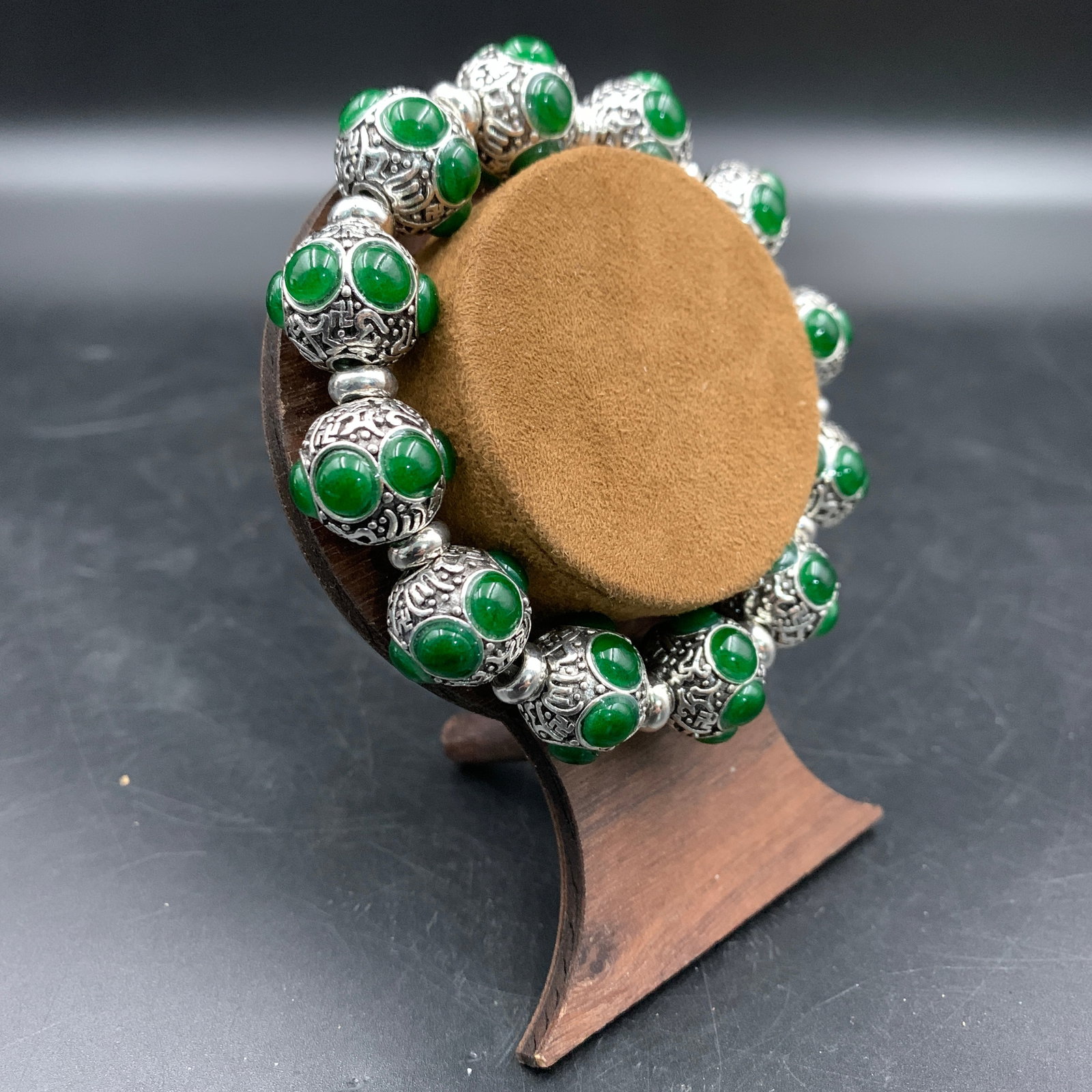 A FINE JADEITE BEAD BRACELET - 3