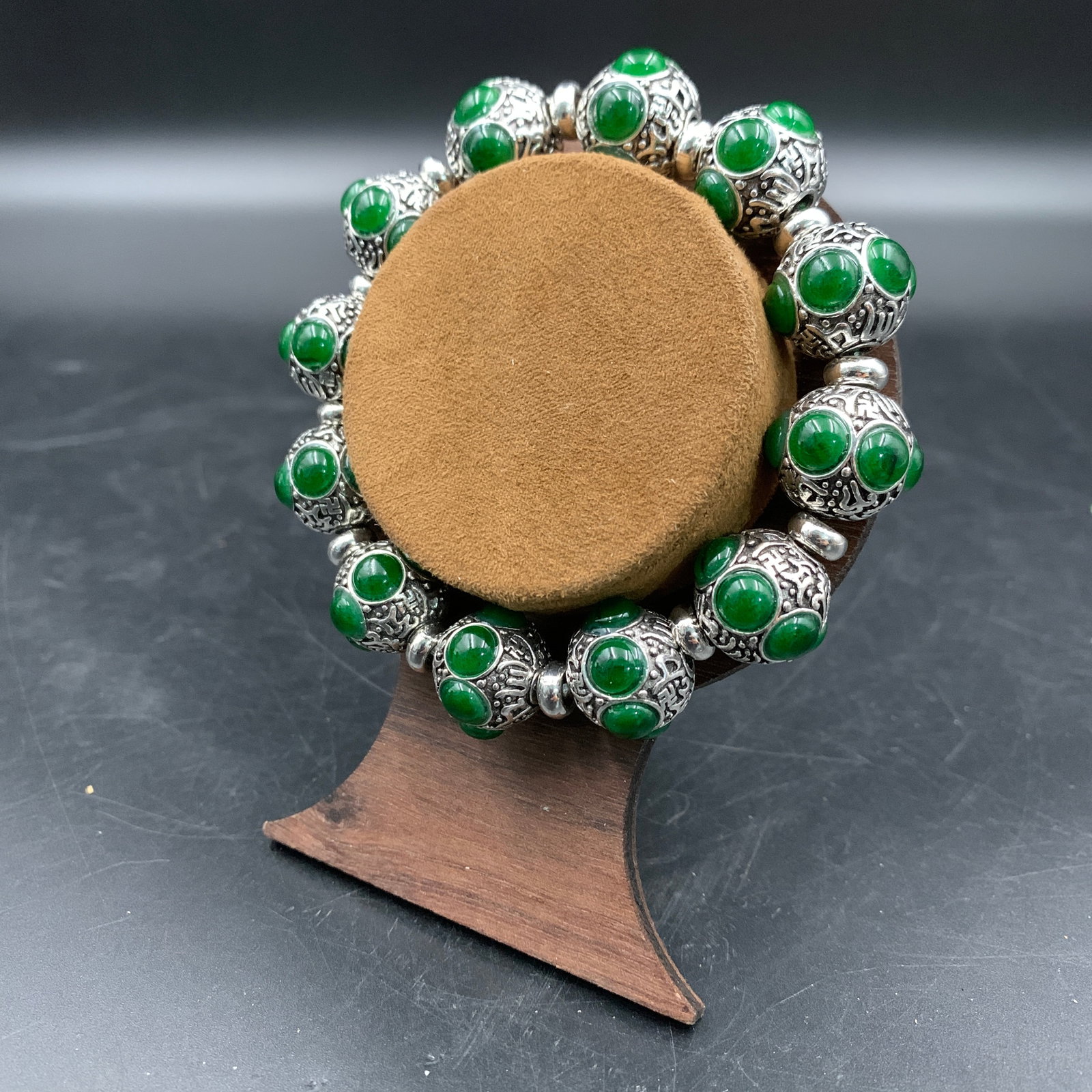 A FINE JADEITE BEAD BRACELET - 4