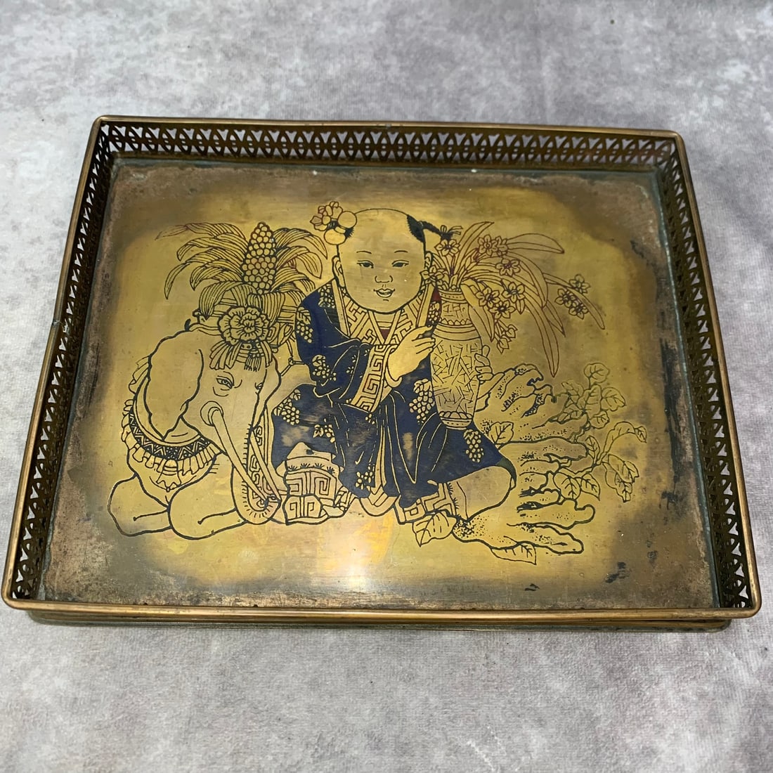 A FINE BOY CARVING BOY PATTERN BRONZE PLATE: Qing Dynasty; High: 7.9 inch; Width: 9.8 inch; Long: 1.0 inch; . Wooden base for display only