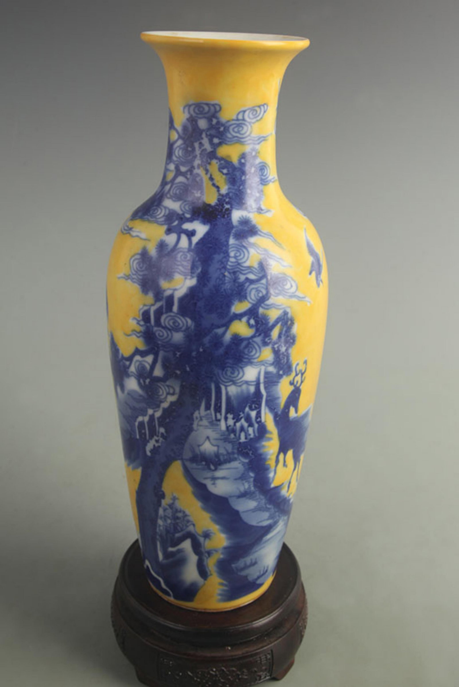A FINE FAMILLE ROSE FLOWER PATTERN GUANYIN PORCELAIN VASE: Qing Dynasty Kangxi Period; High: 12.0 inch;Width: 4.00 inch. Wooden base for display only