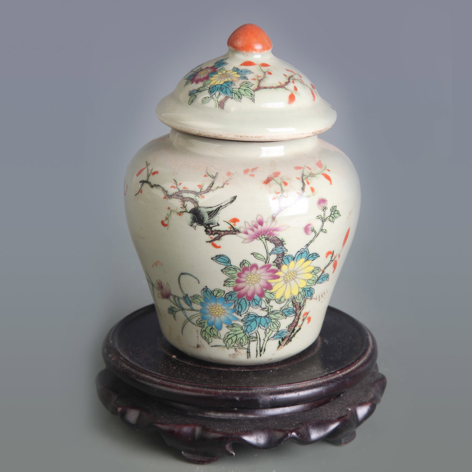 A FAMILLE ROSE SMALL JAR WITH BIRD AND FLOWER DECORATION: Qing Dynasty Tong Zhi Period; Diameter: 2.5 inch; High: 5.7 inch; . Wooden base for display only