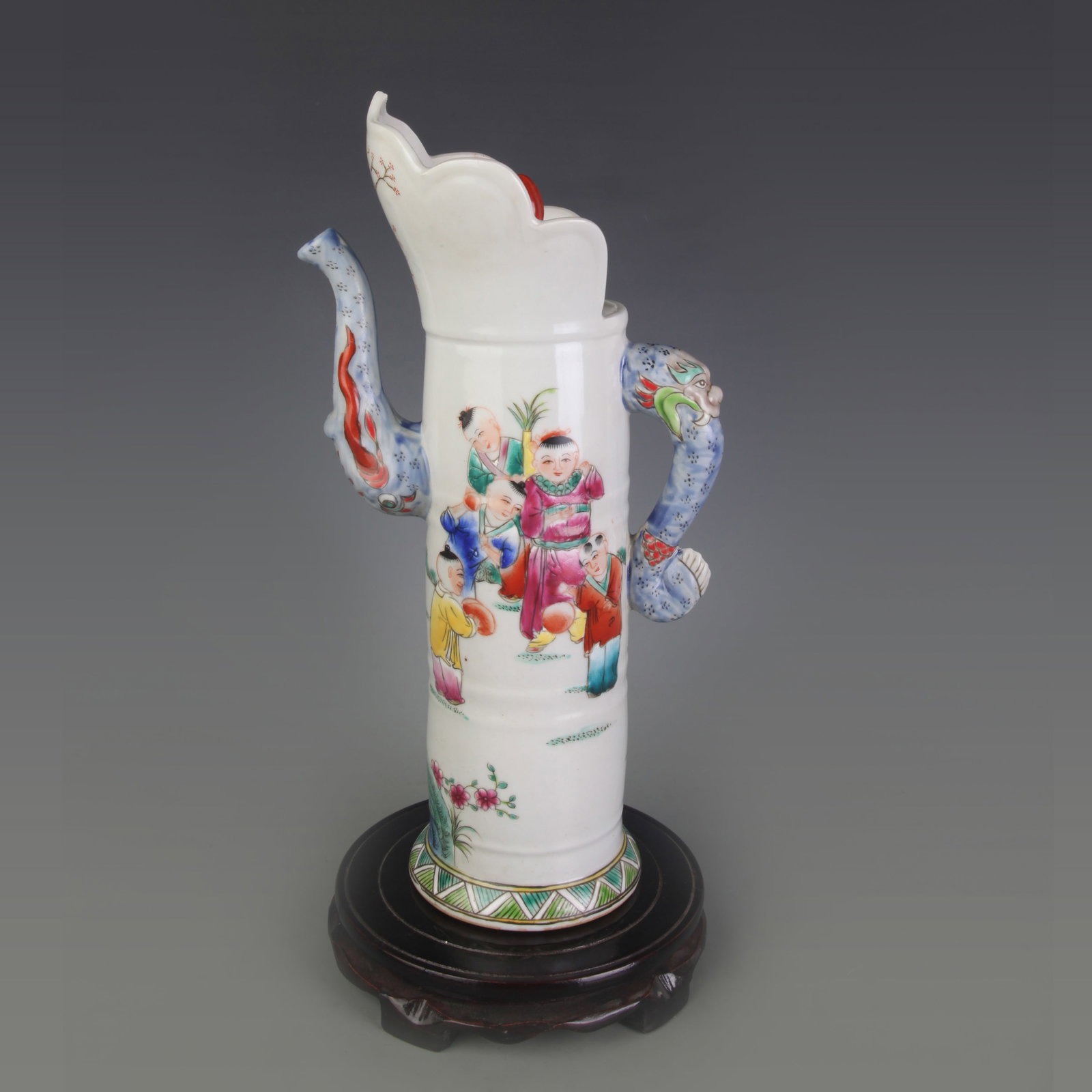 A FINE FAMILLE ROSE PORCELAIN BOX WITH COVER: Qing Dynasty; High: 1.5 inch Width: 2.3 inch Diameter: 4.5 inch . Wooden base for display only