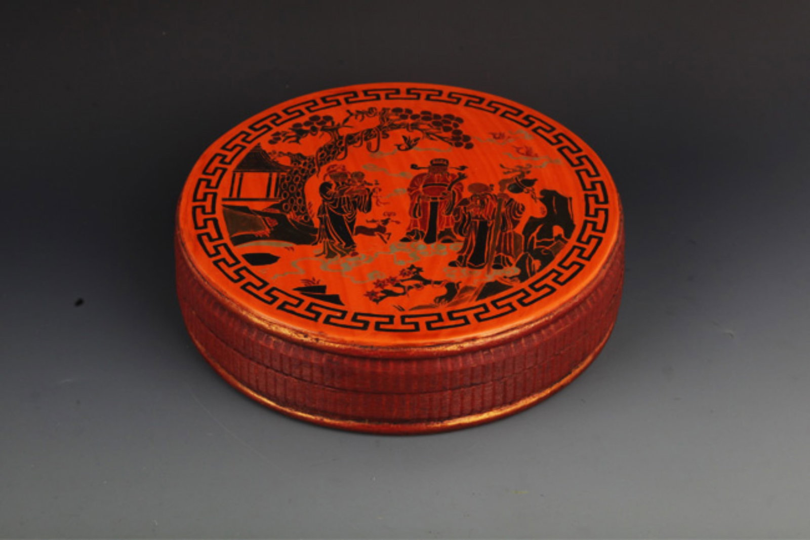 A FINE GILT ROUND WOODEN FOOD CONTAINER (1 of 6)