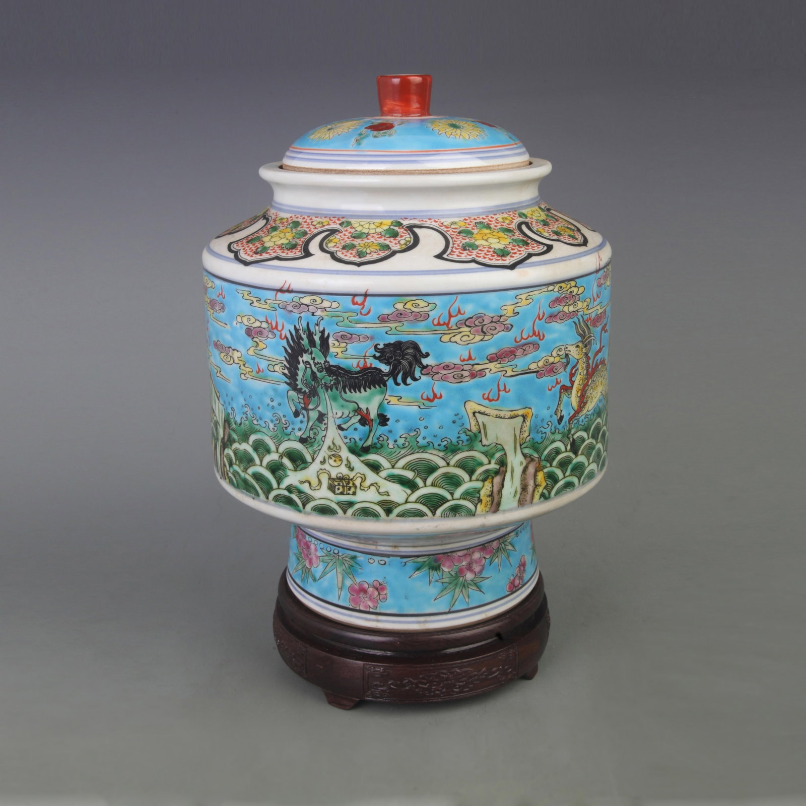 A BLUE GLAZED FAMILLE ROSE FLOWER PATTER JAR WITH LID: Qing Dynasty Kangxi Period: Diameter: 8.5 inch; High: 11.8 inch; . Wooden base for display only